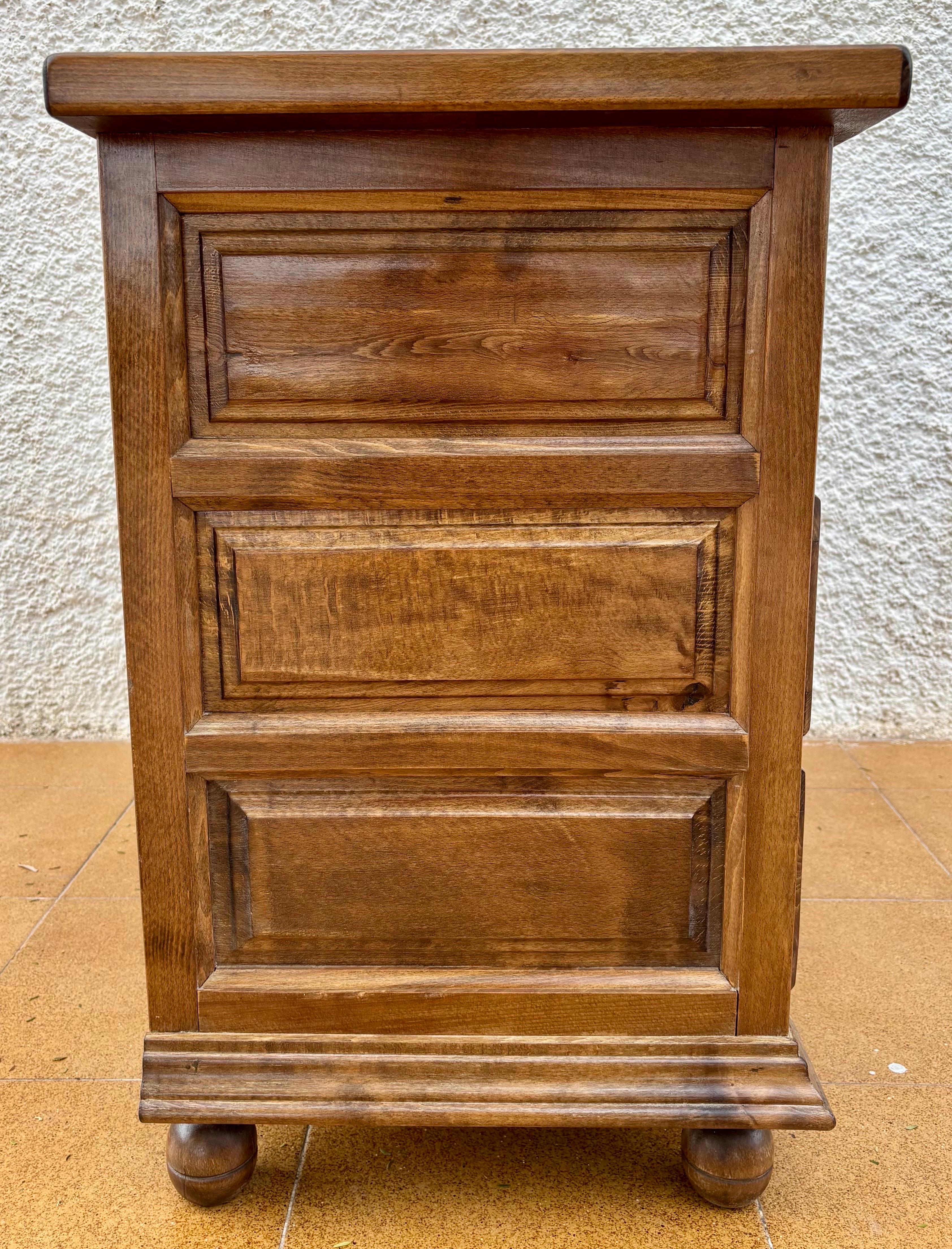 Spanish Castilian Solid Wood Chest of Drawers, Mid 20th Century en Bueno estado para la venta en BÉTERA, ES
