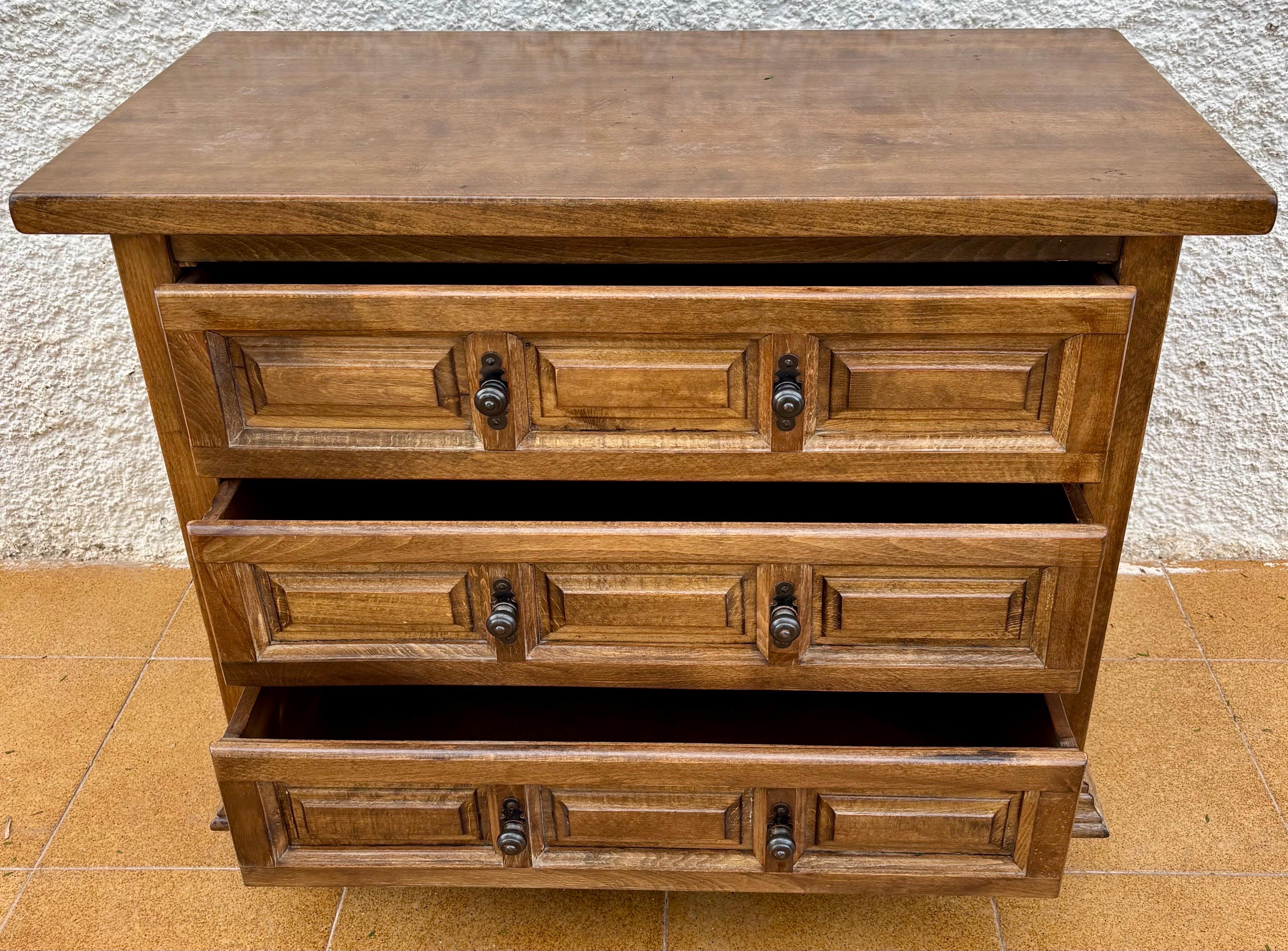 Spanish Castilian Solid Wood Chest of Drawers, Mid 20th Century Hierro forjado en venta