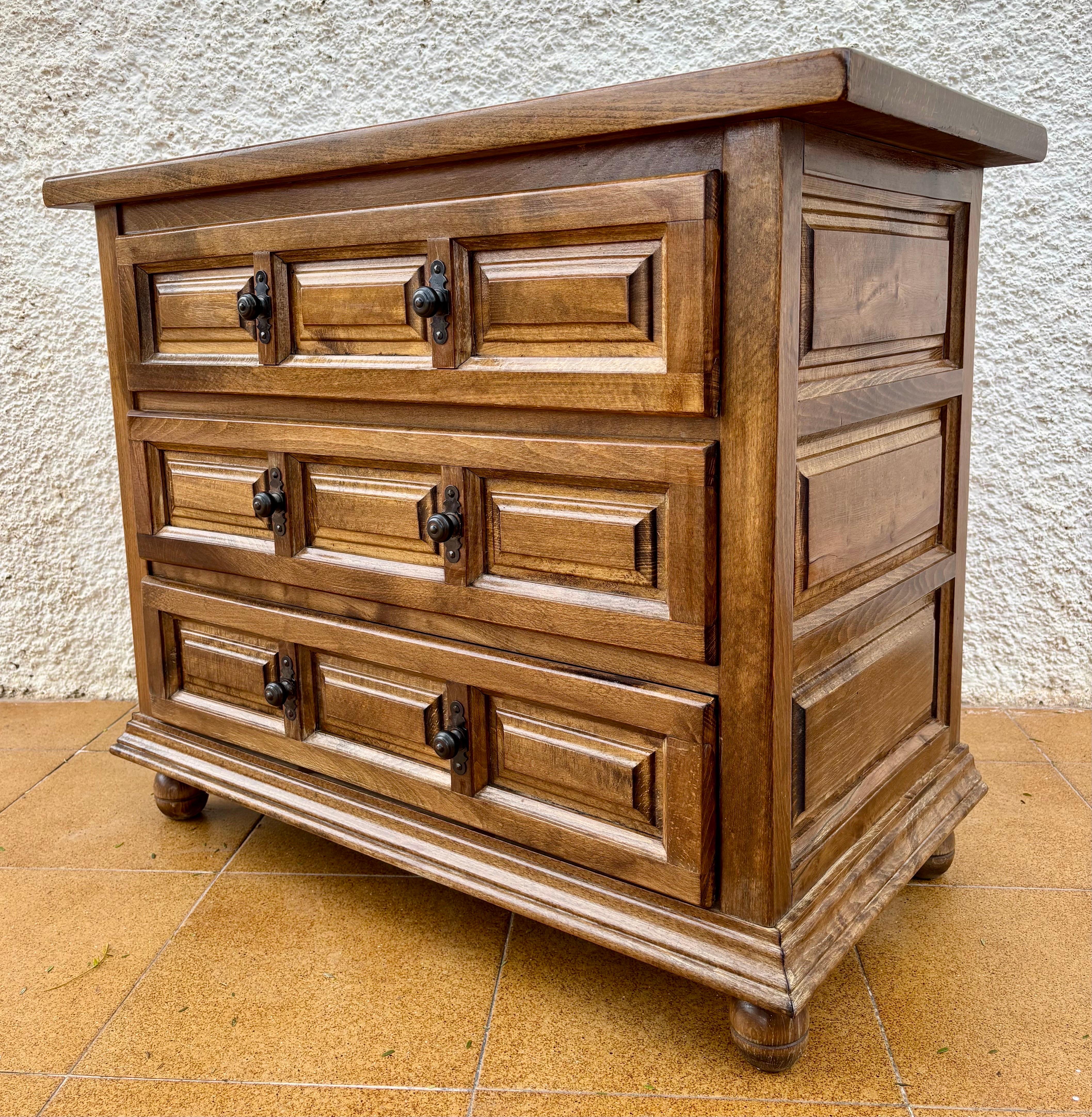 Spanish Castilian Solid Wood Chest of Drawers, Mid 20th Century en venta 1