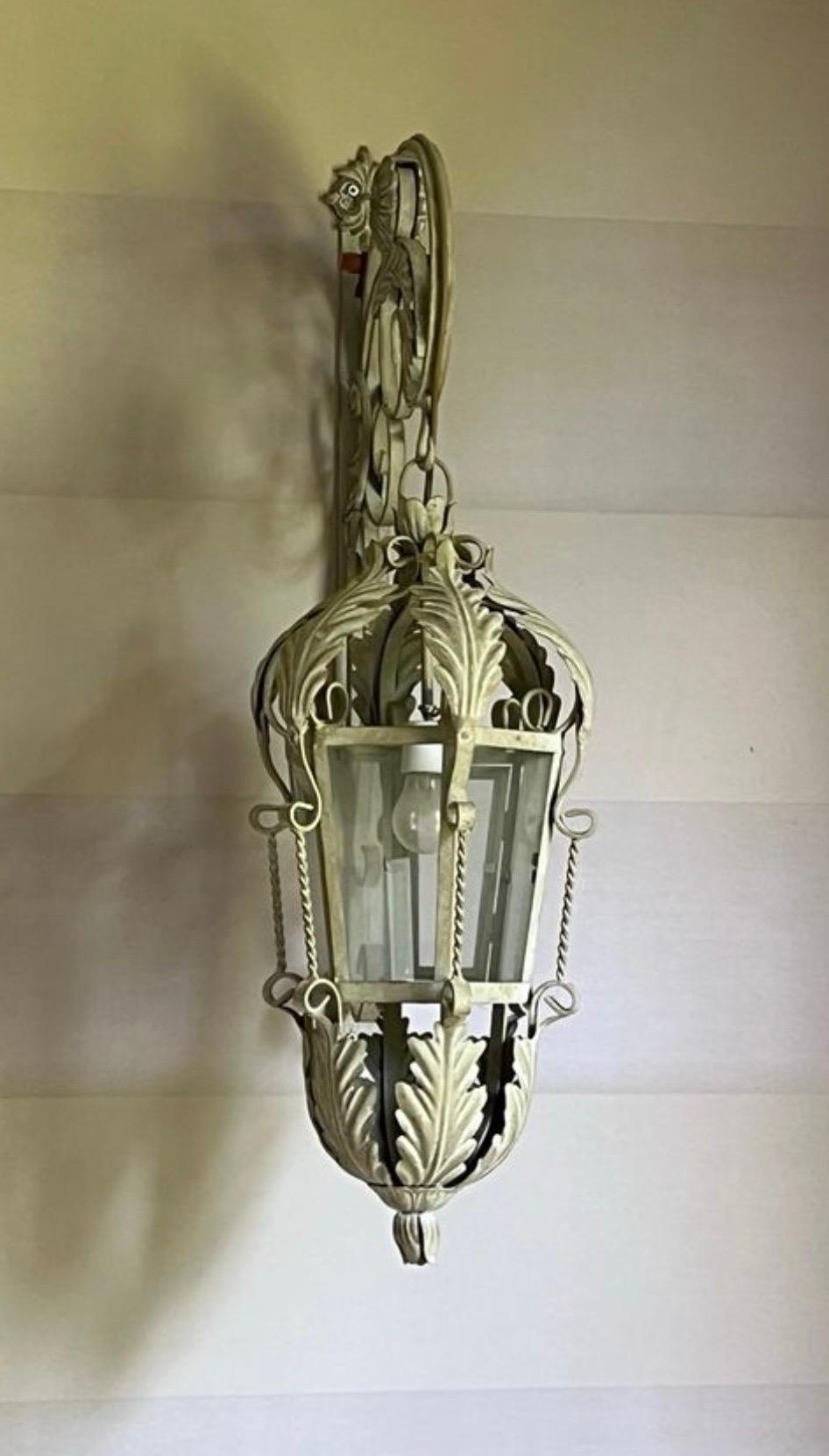 Grande illuminazione da parete spagnola in vetro e patina originale dorata, Spagna, anni Cinquanta. Antico del medio secolo . Realizzato a mano in ferro martellato con finitura originale a foglia di vernice. Superba patina originale. È stato cablato