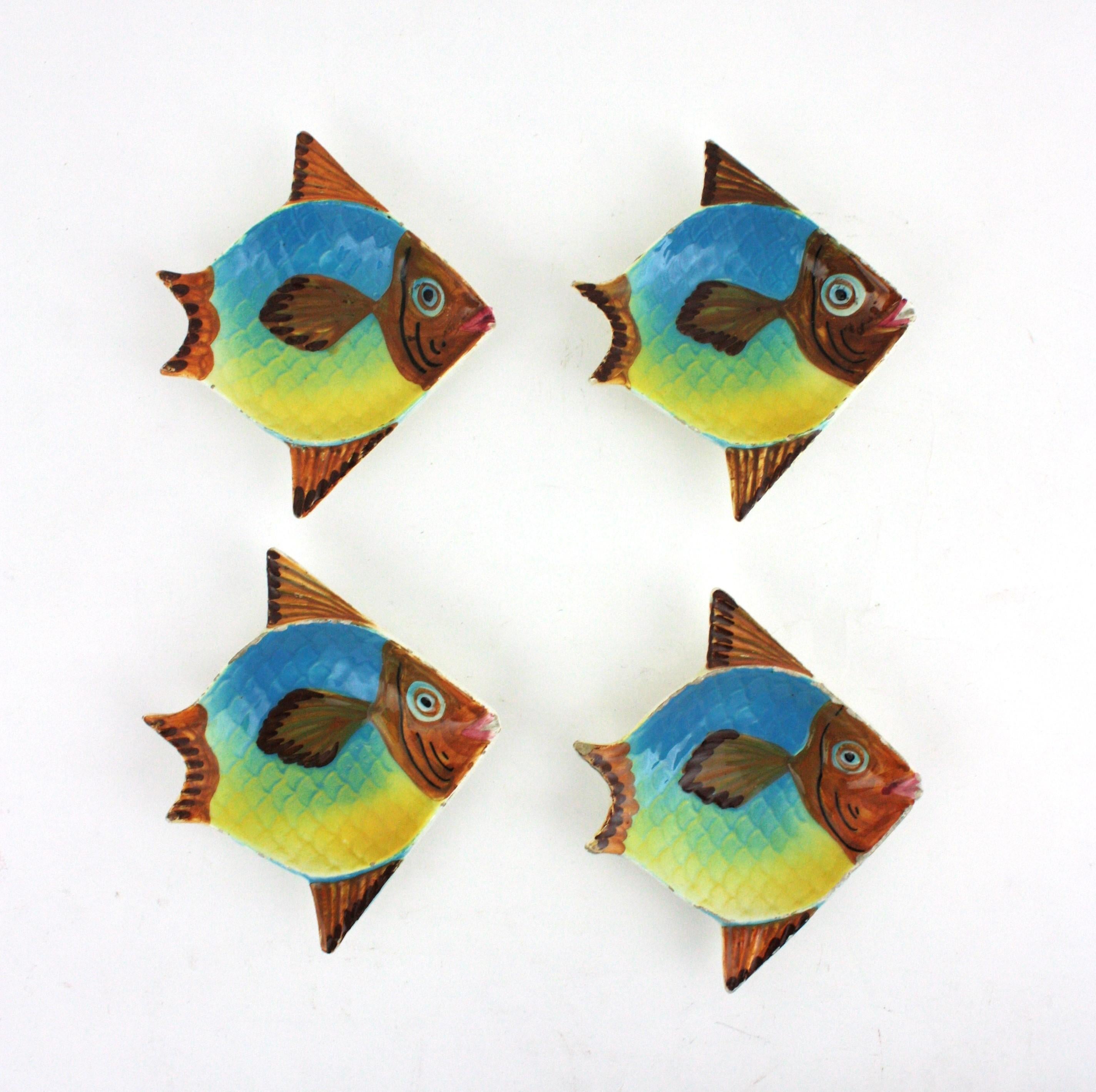 Spanische Keramik-Fischschalen und Rattan-Tablett Snacks Set im Zustand „Gut“ im Angebot in Barcelona, ES