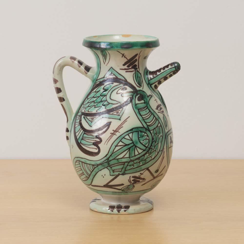 Bellissima brocca in ceramica dipinta di Domingo Punter, Spagna, anni '60. Graziosa brocca con manico e disegno di uccelli e pesci dipinti a mano in verde. Firmato sul lato inferiore. 