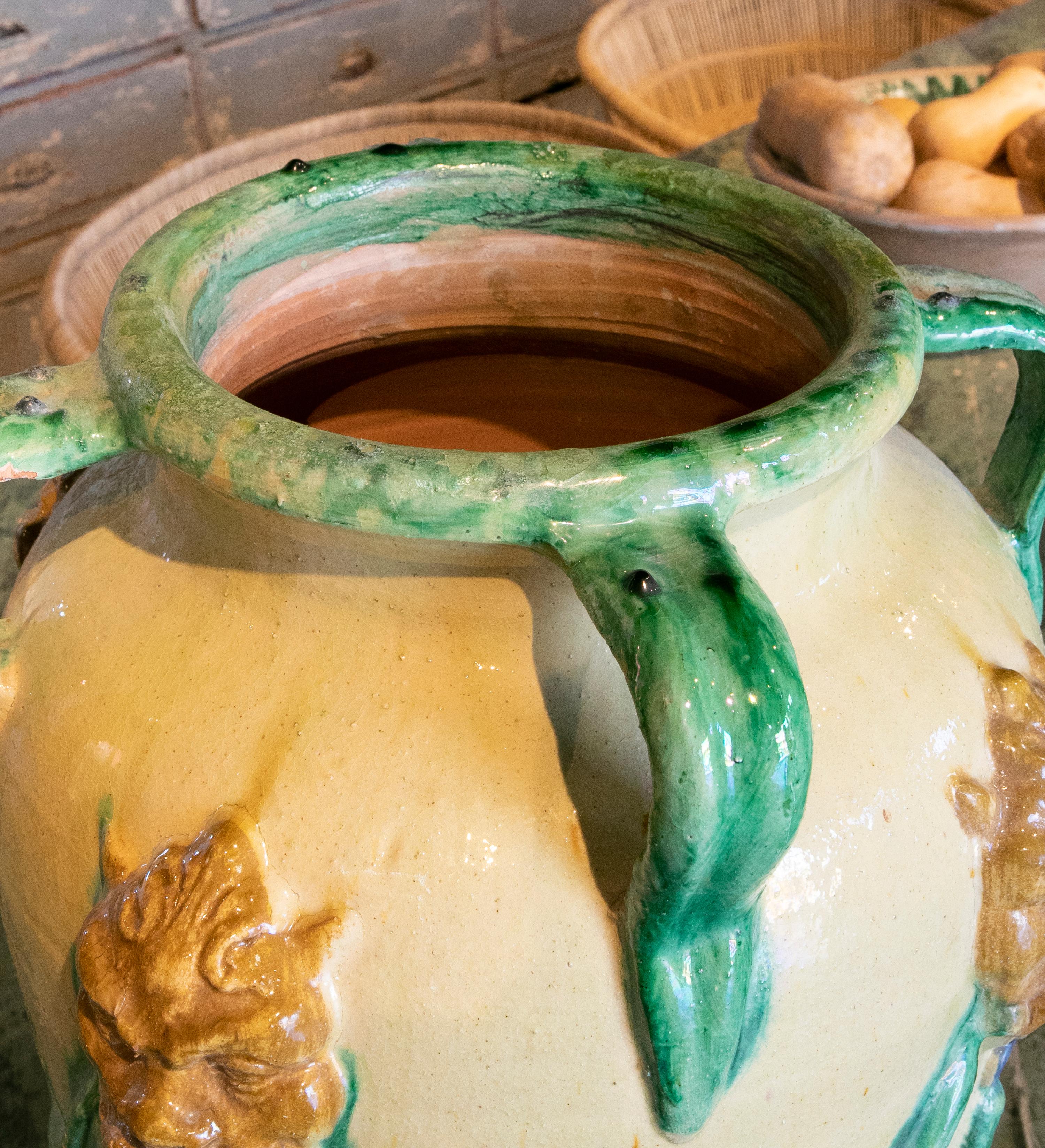 Poterie céramique espagnole émaillée avec des lions et peinte à la main en vente 1
