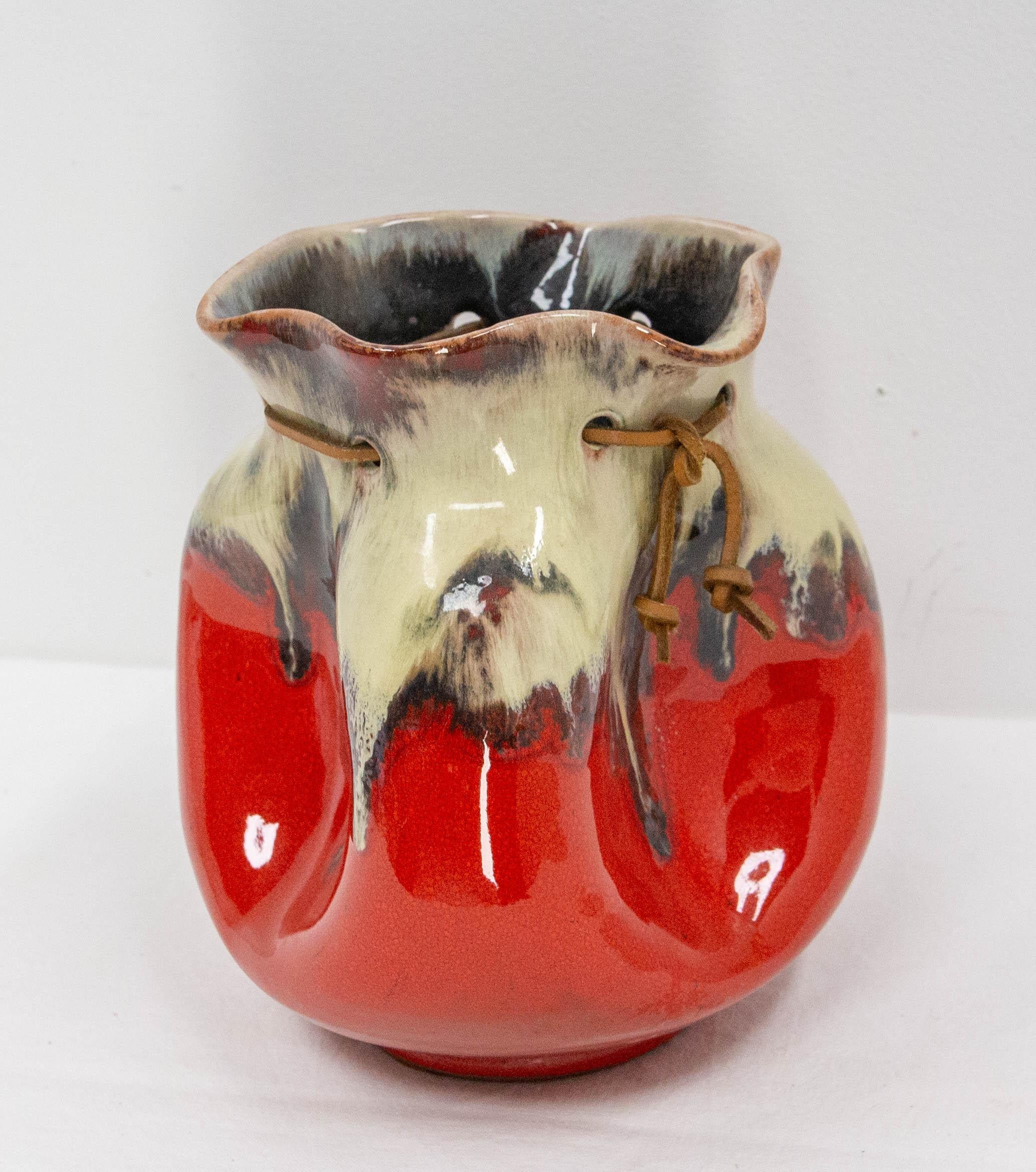 Mid-Century moderno Vaso in ceramica spagnola a forma di borsa firmato MG Arroyo, metà del secolo scorso in vendita