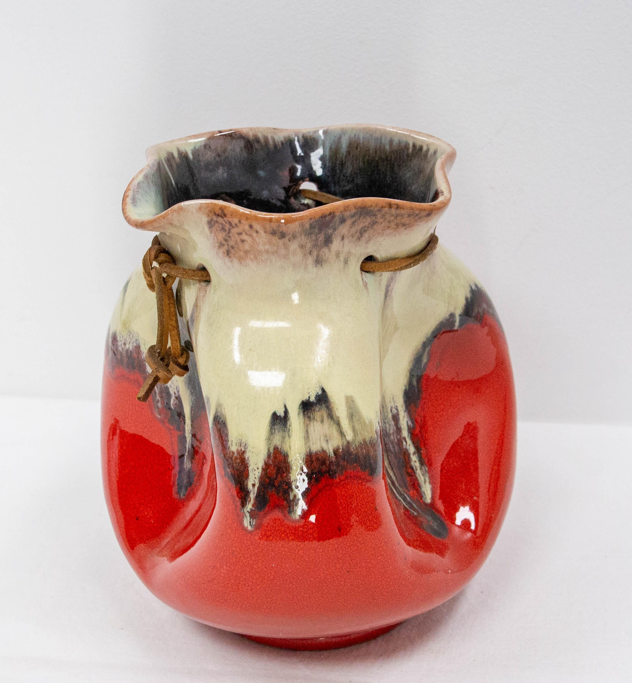 XX secolo Vaso in ceramica spagnola a forma di borsa firmato MG Arroyo, metà del secolo scorso in vendita