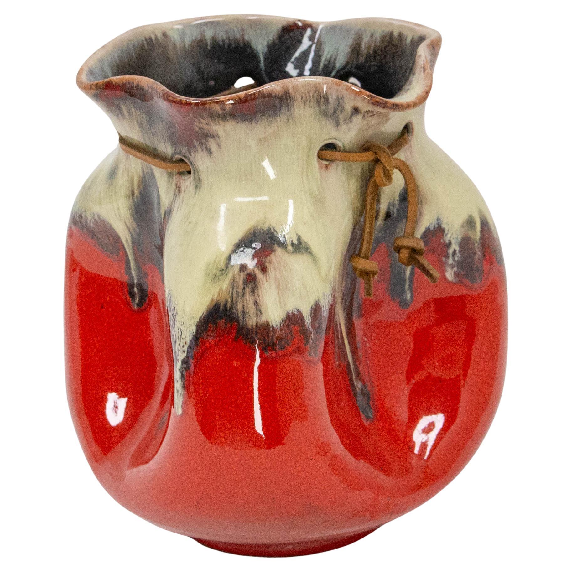 Vaso in ceramica spagnola a forma di borsa firmato MG Arroyo, metà del secolo scorso