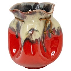 Vaso in ceramica spagnola a forma di borsa firmato MG Arroyo, metà del secolo scorso
