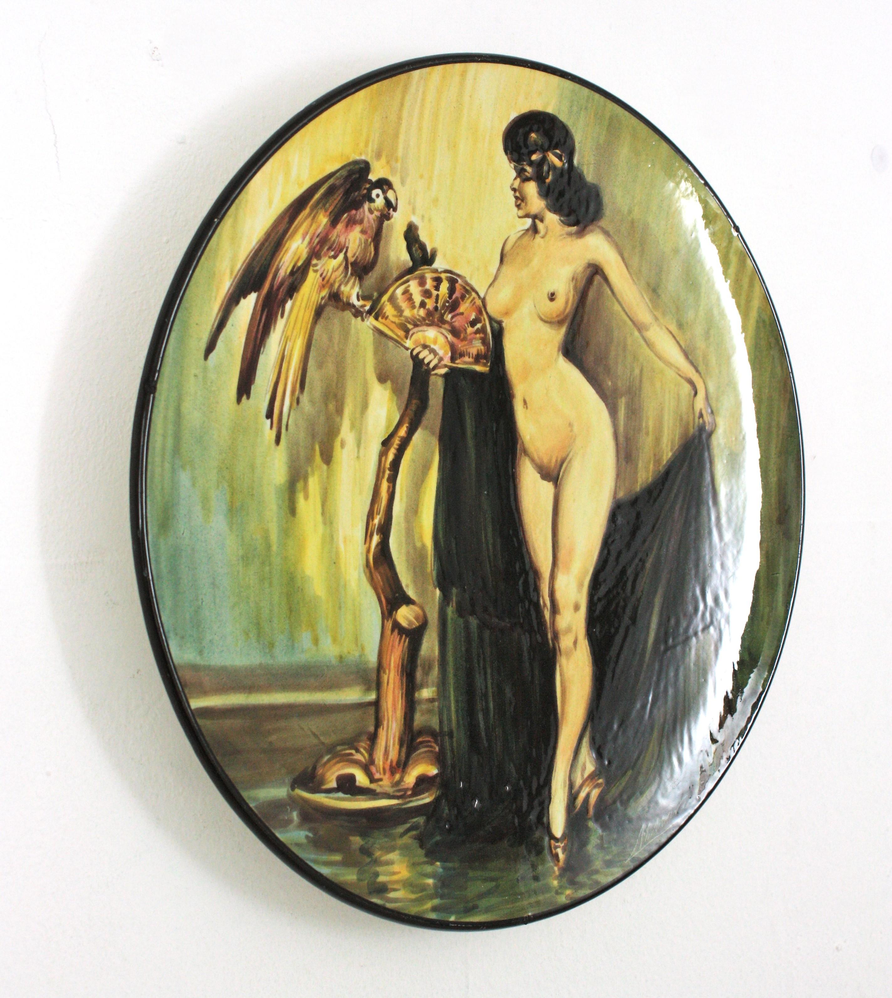 Spanischer Wandteller aus Keramik, Gipsy Nude mit Papagei 'Gitana Desnuda', 1950er Jahre (Glasiert) im Angebot