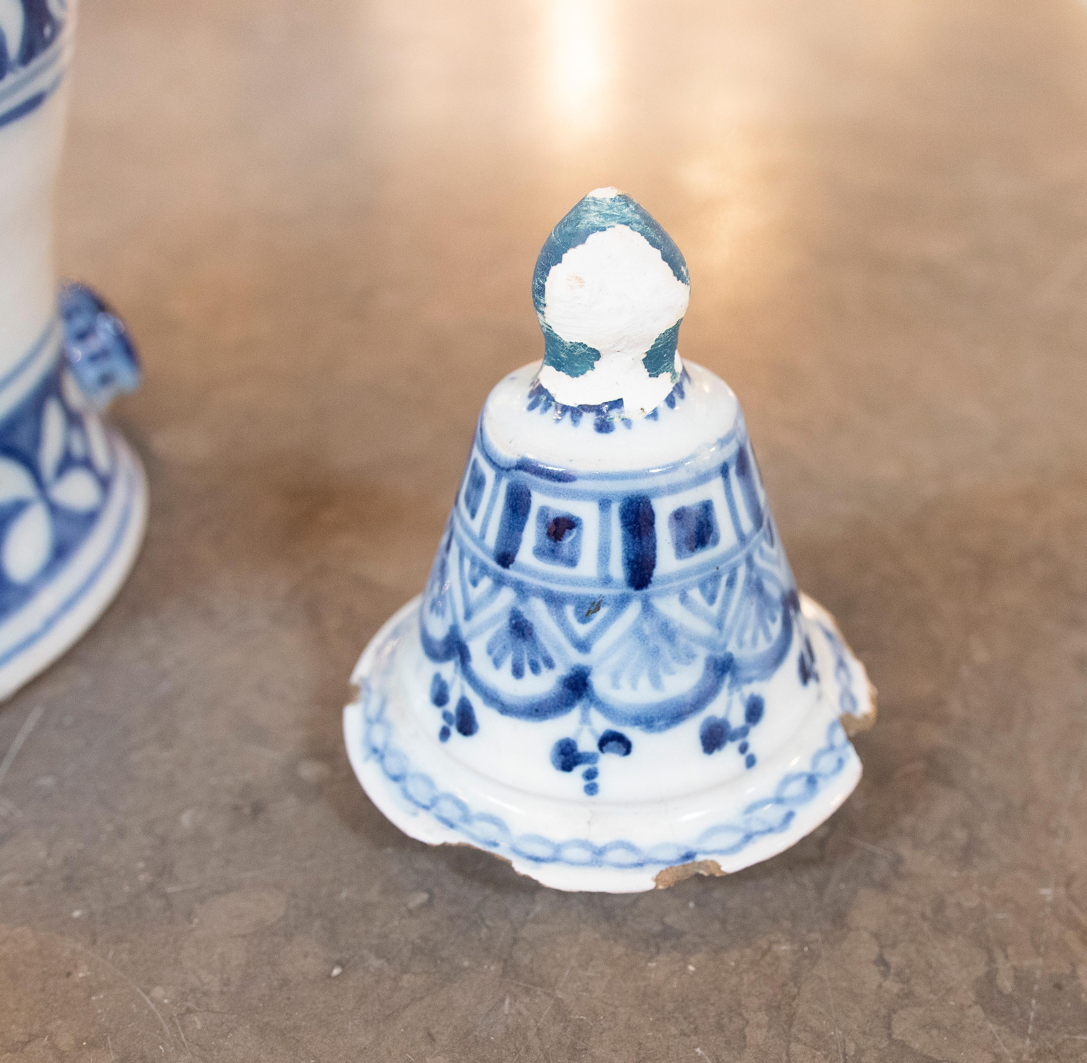 Céramique espagnole avec couvercle en céramique émaillée blanche avec décoration bleue en vente 6