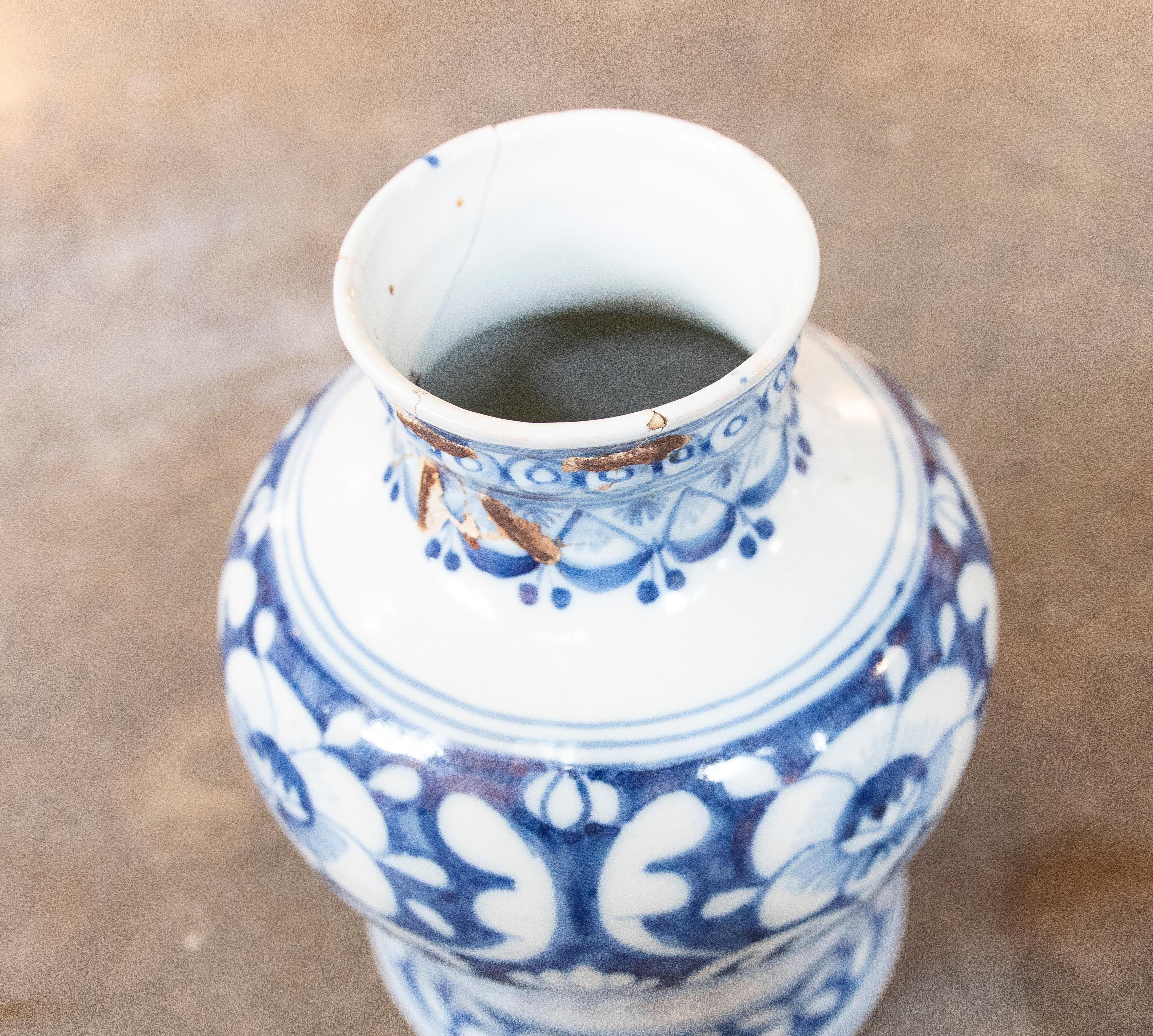 Spanische Keramik mit weiß glasiertem Keramikdeckel und blauer Dekoration aus Spanien im Angebot 8