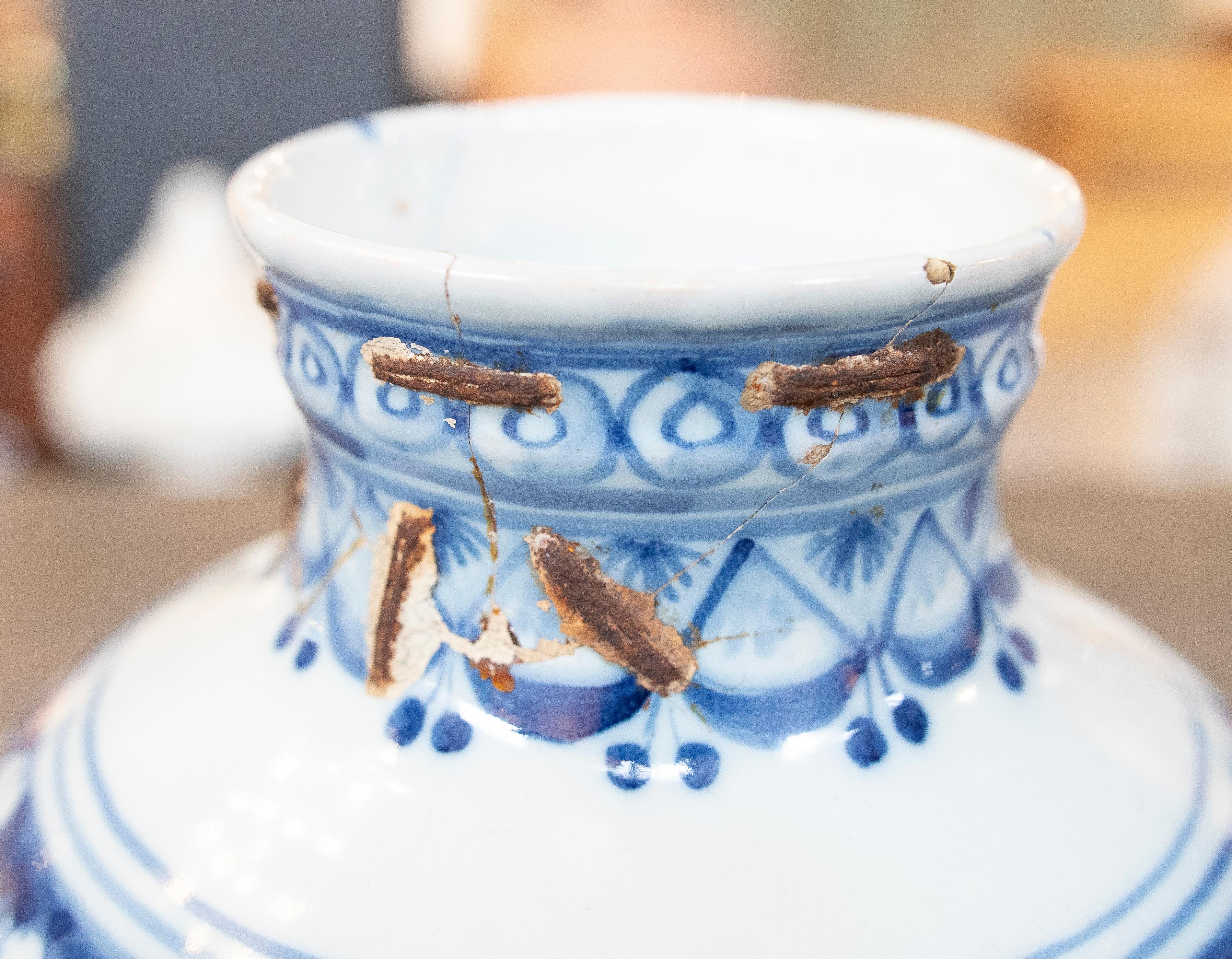 Spanische Keramik mit weiß glasiertem Keramikdeckel und blauer Dekoration aus Spanien im Angebot 9