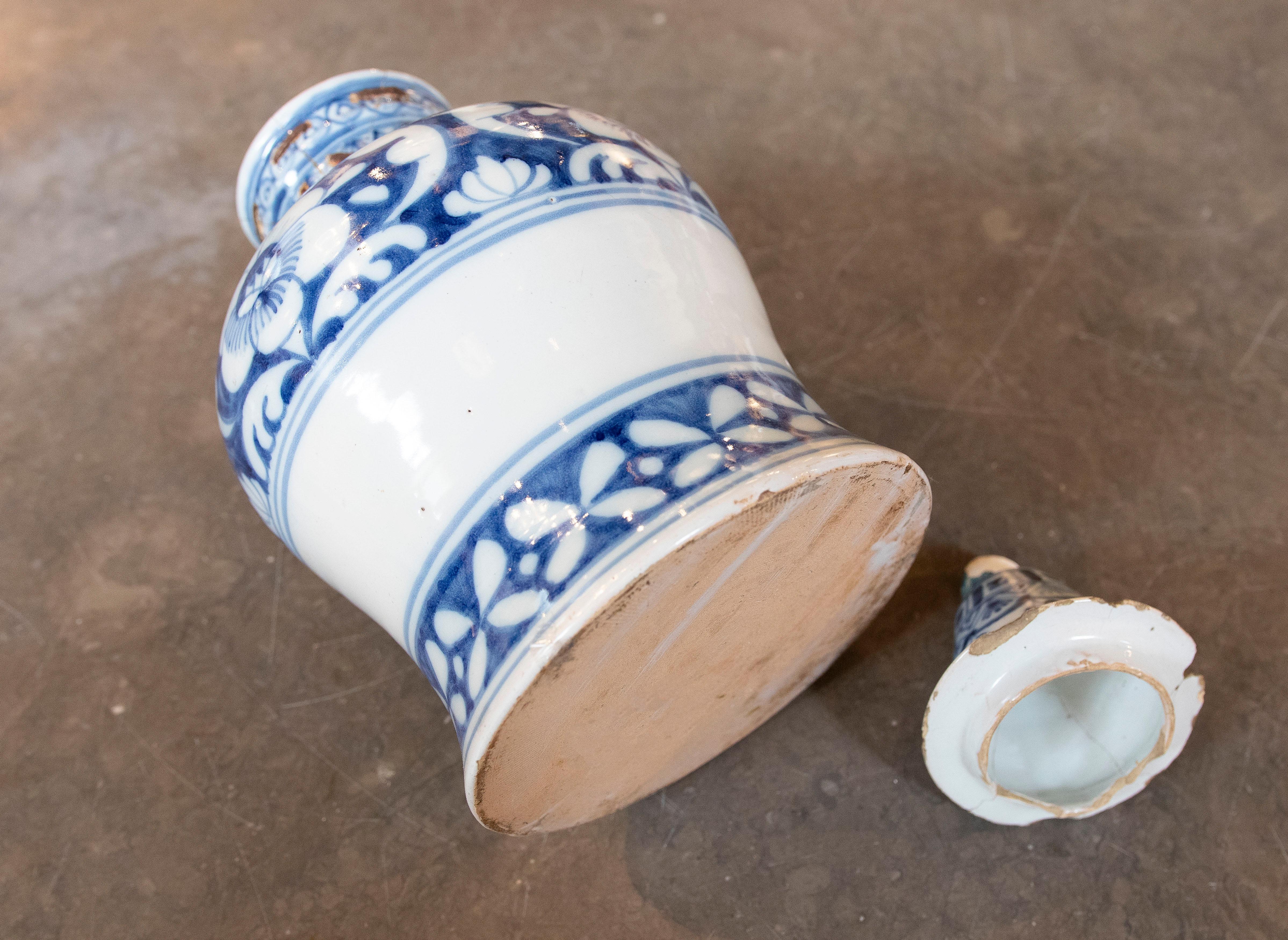 Spanische Keramik mit weiß glasiertem Keramikdeckel und blauer Dekoration aus Spanien im Angebot 11