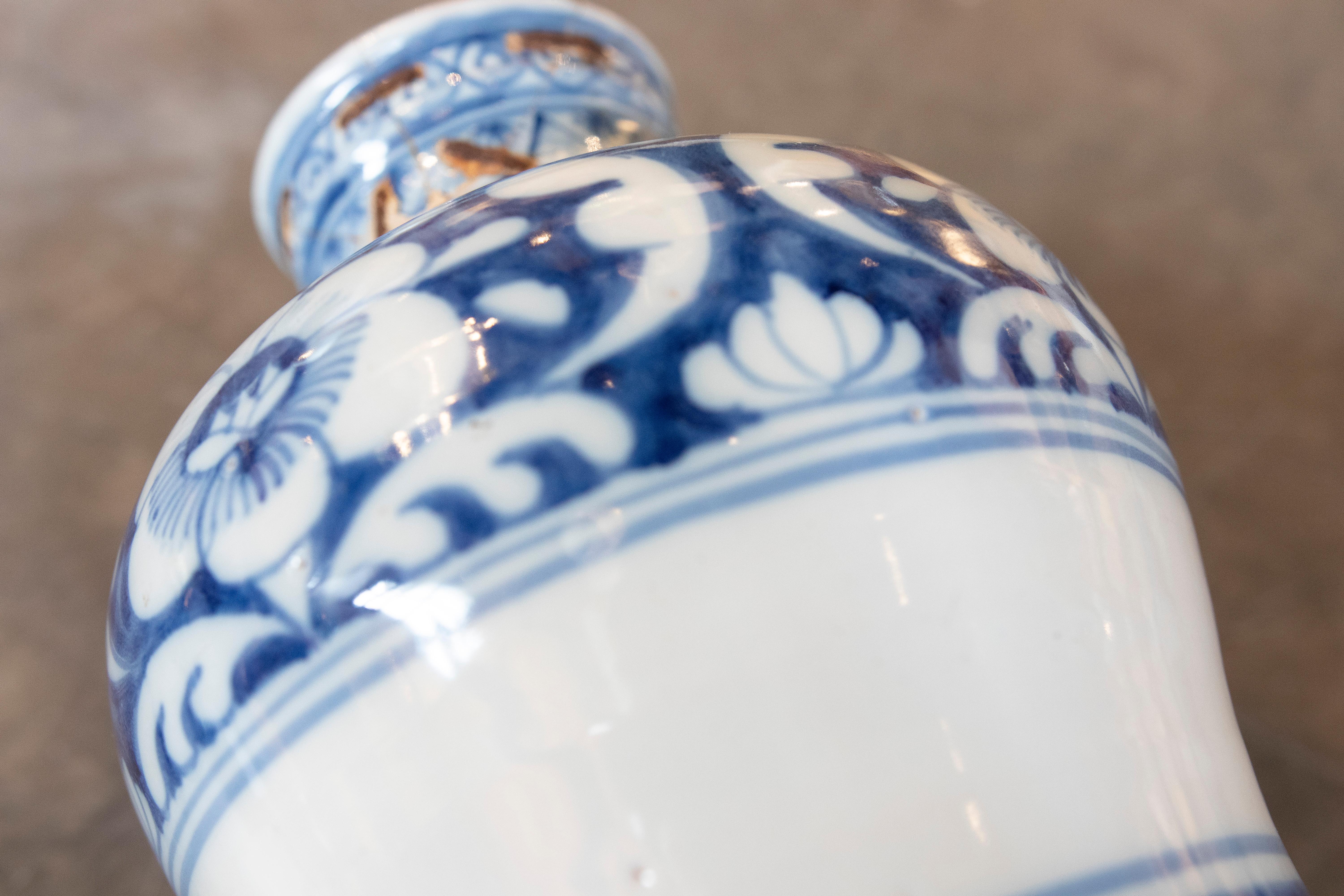 Spanische Keramik mit weiß glasiertem Keramikdeckel und blauer Dekoration aus Spanien im Angebot 12