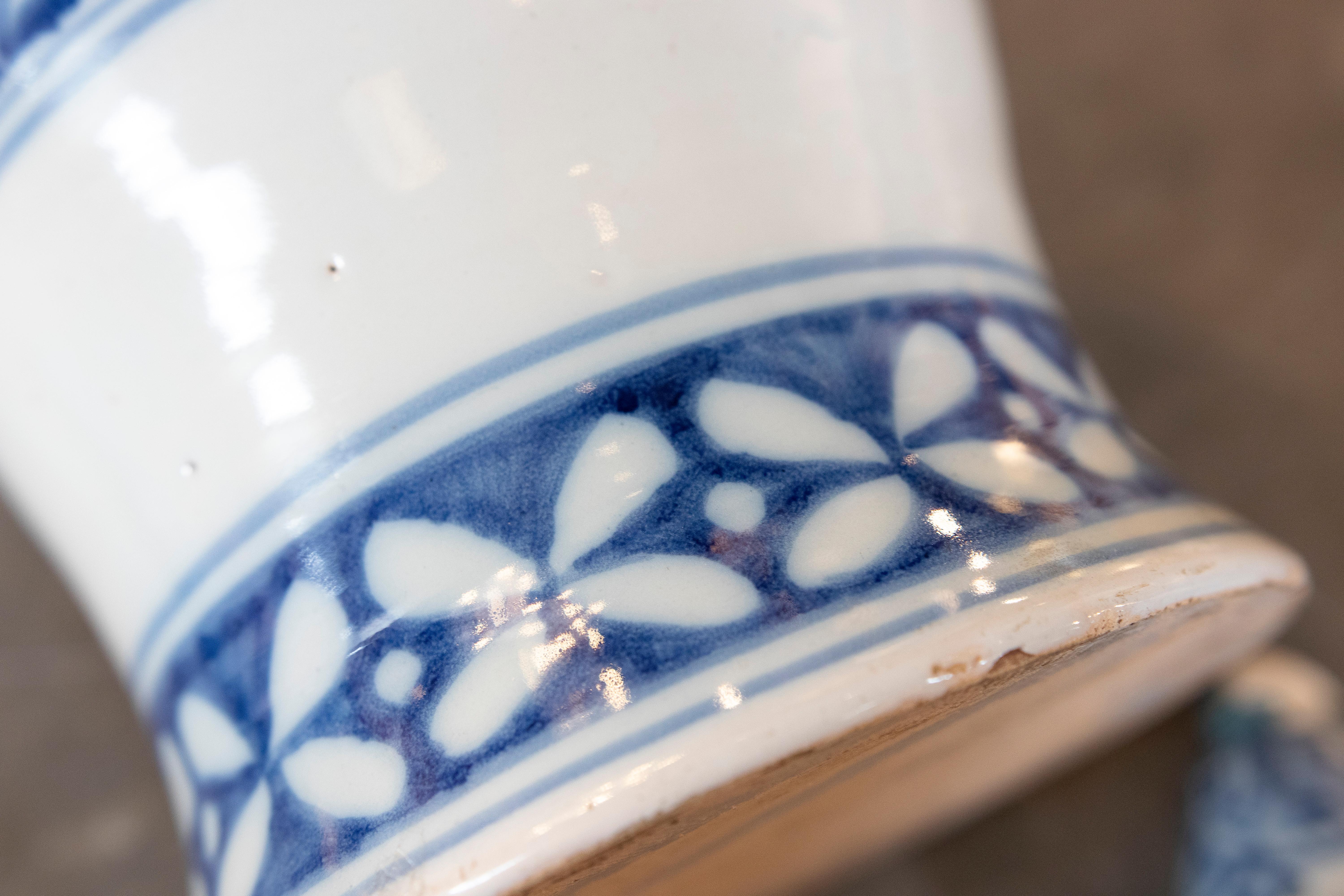 Spanische Keramik mit weiß glasiertem Keramikdeckel und blauer Dekoration aus Spanien im Angebot 13