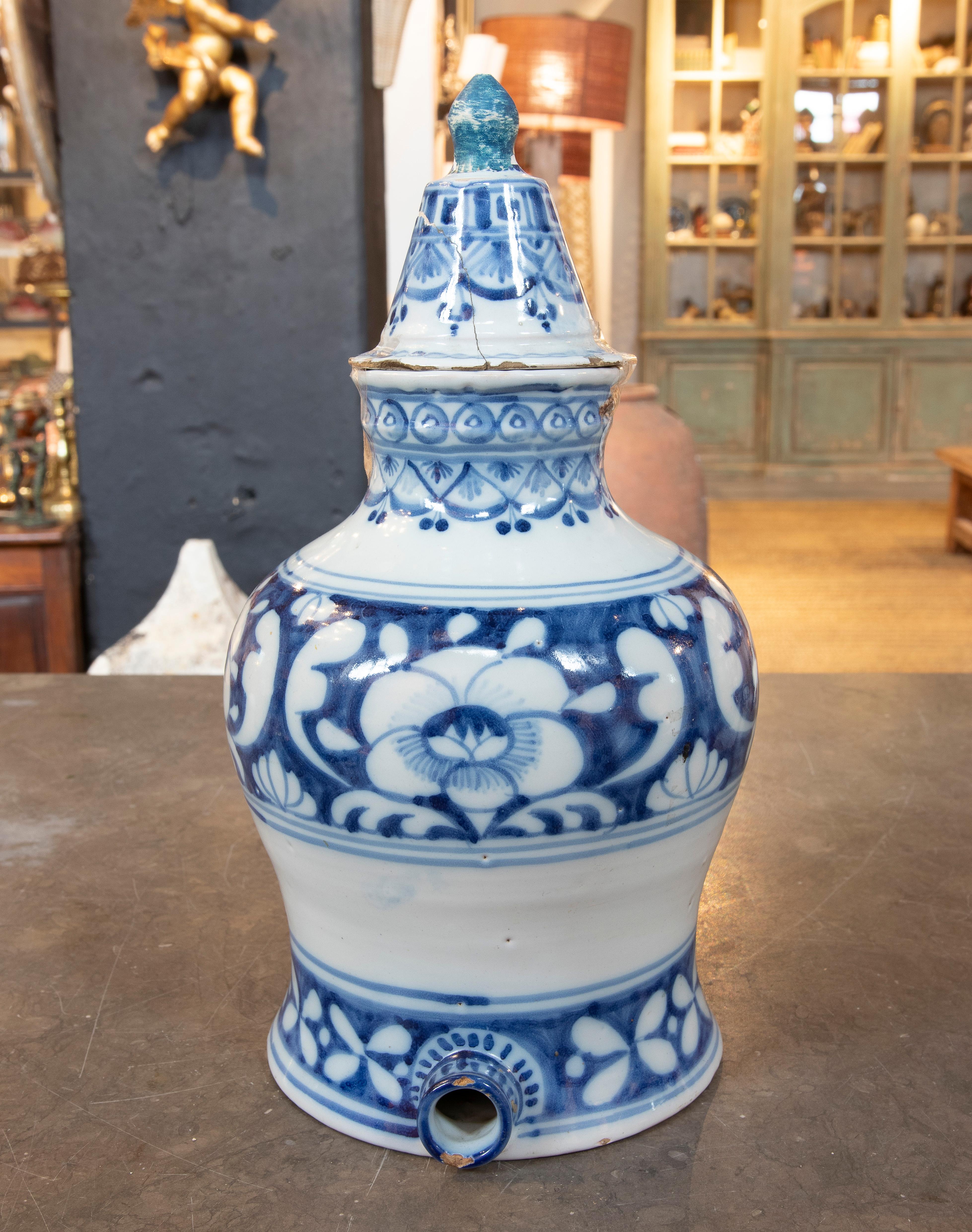 Spanische Keramik mit weiß glasiertem Keramikdeckel mit blauer Verzierung