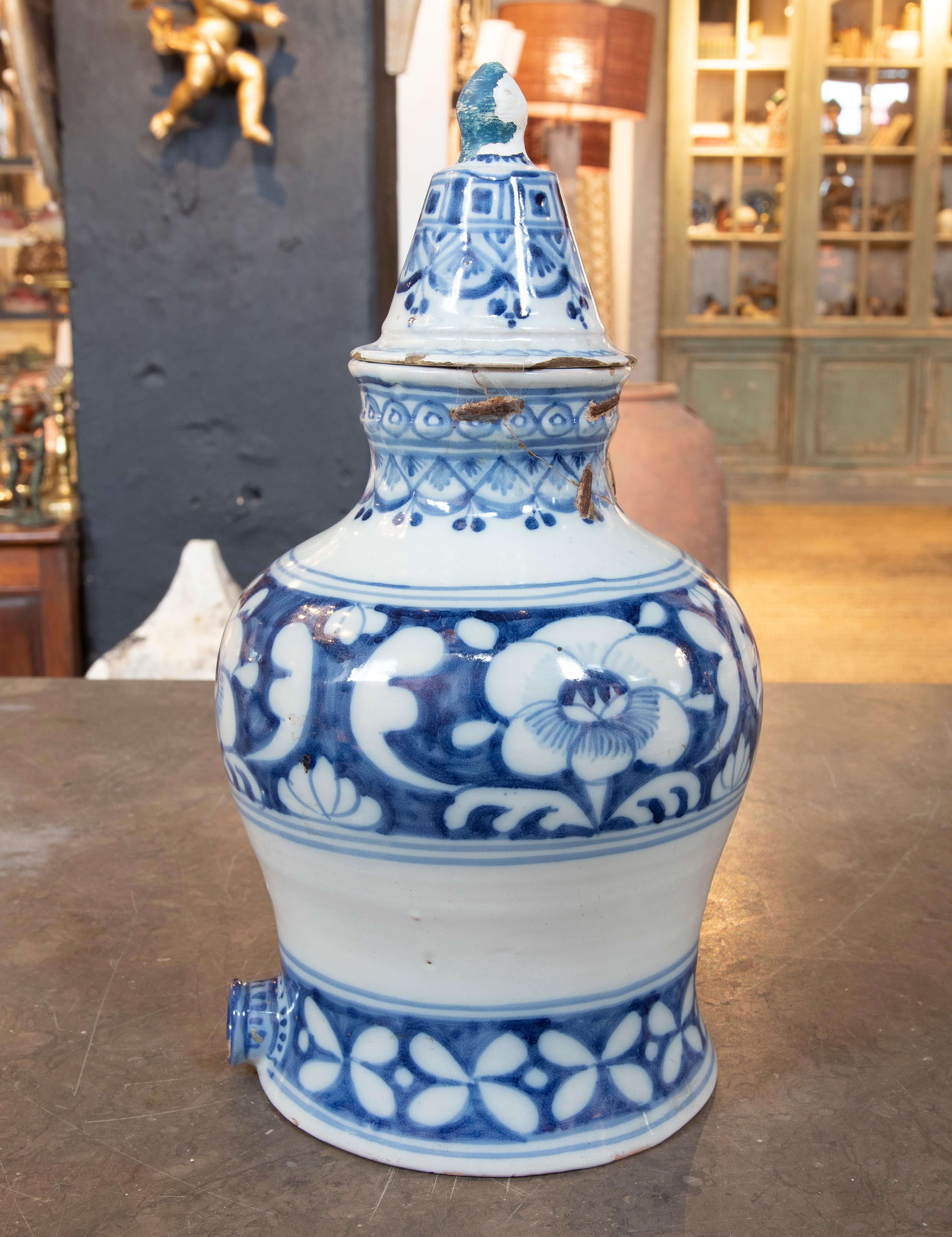 20ième siècle Céramique espagnole avec couvercle en céramique émaillée blanche avec décoration bleue en vente