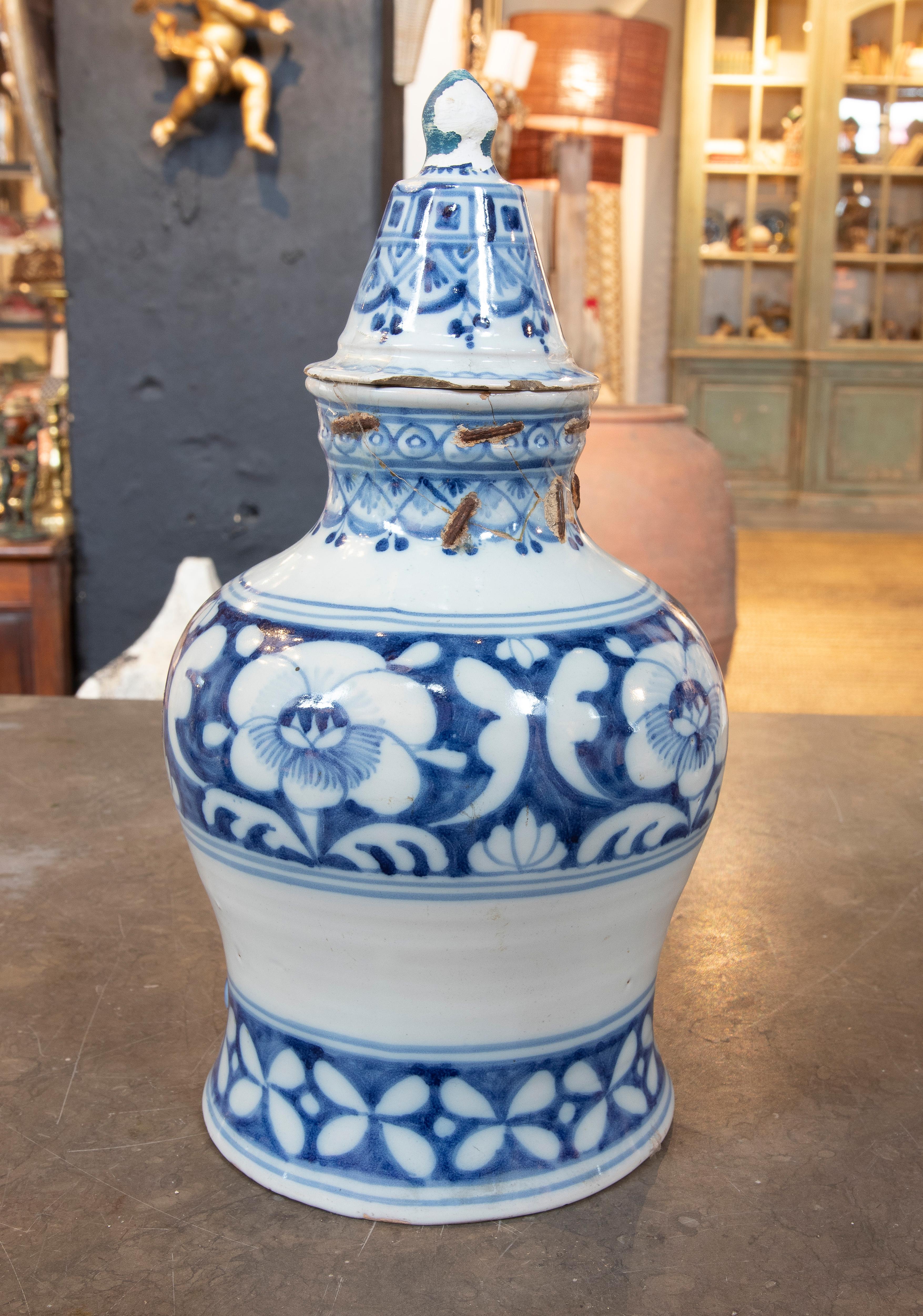 Spanische Keramik mit weiß glasiertem Keramikdeckel und blauer Dekoration aus Spanien im Angebot 1