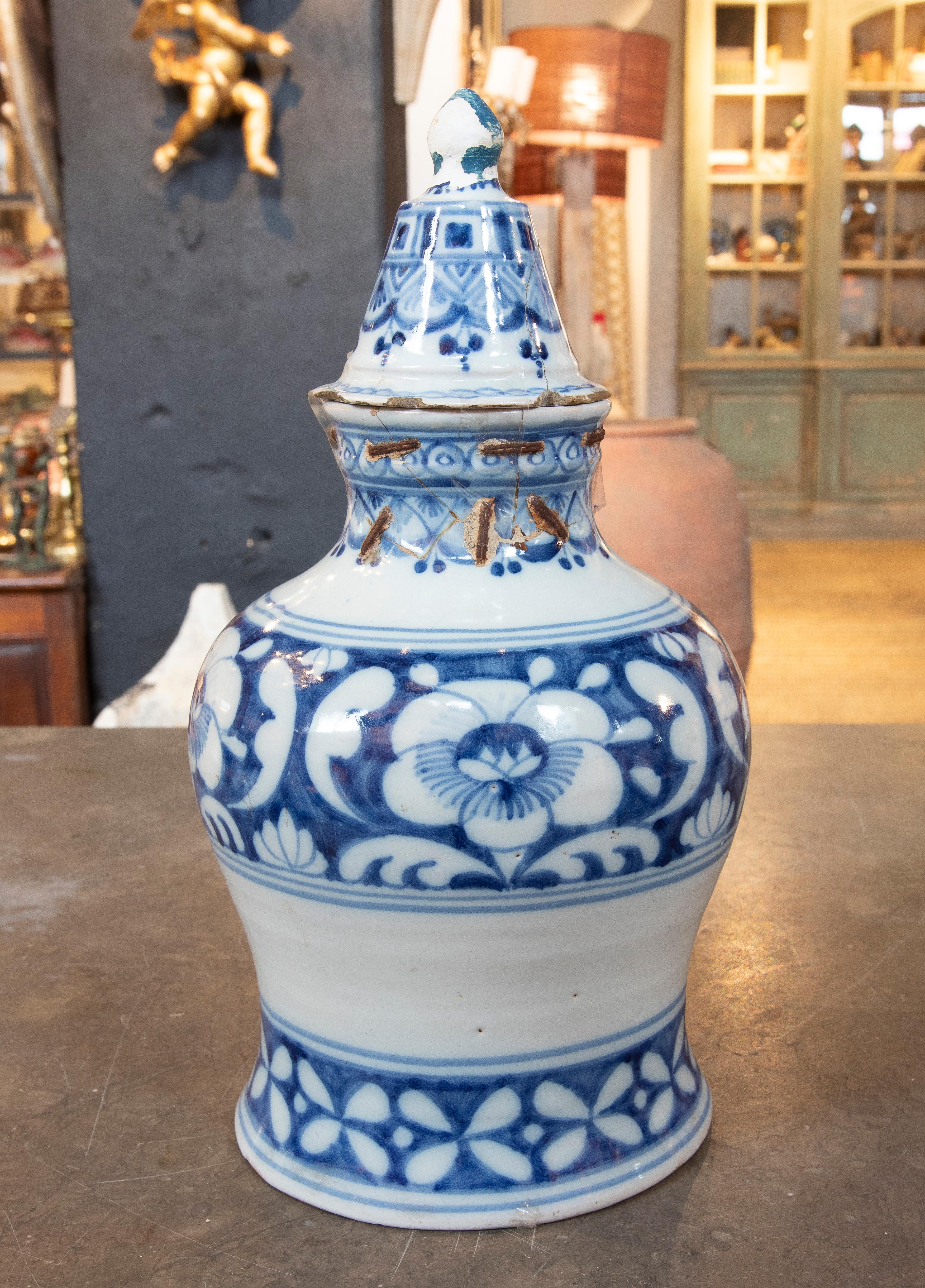 Céramique espagnole avec couvercle en céramique émaillée blanche avec décoration bleue en vente 2