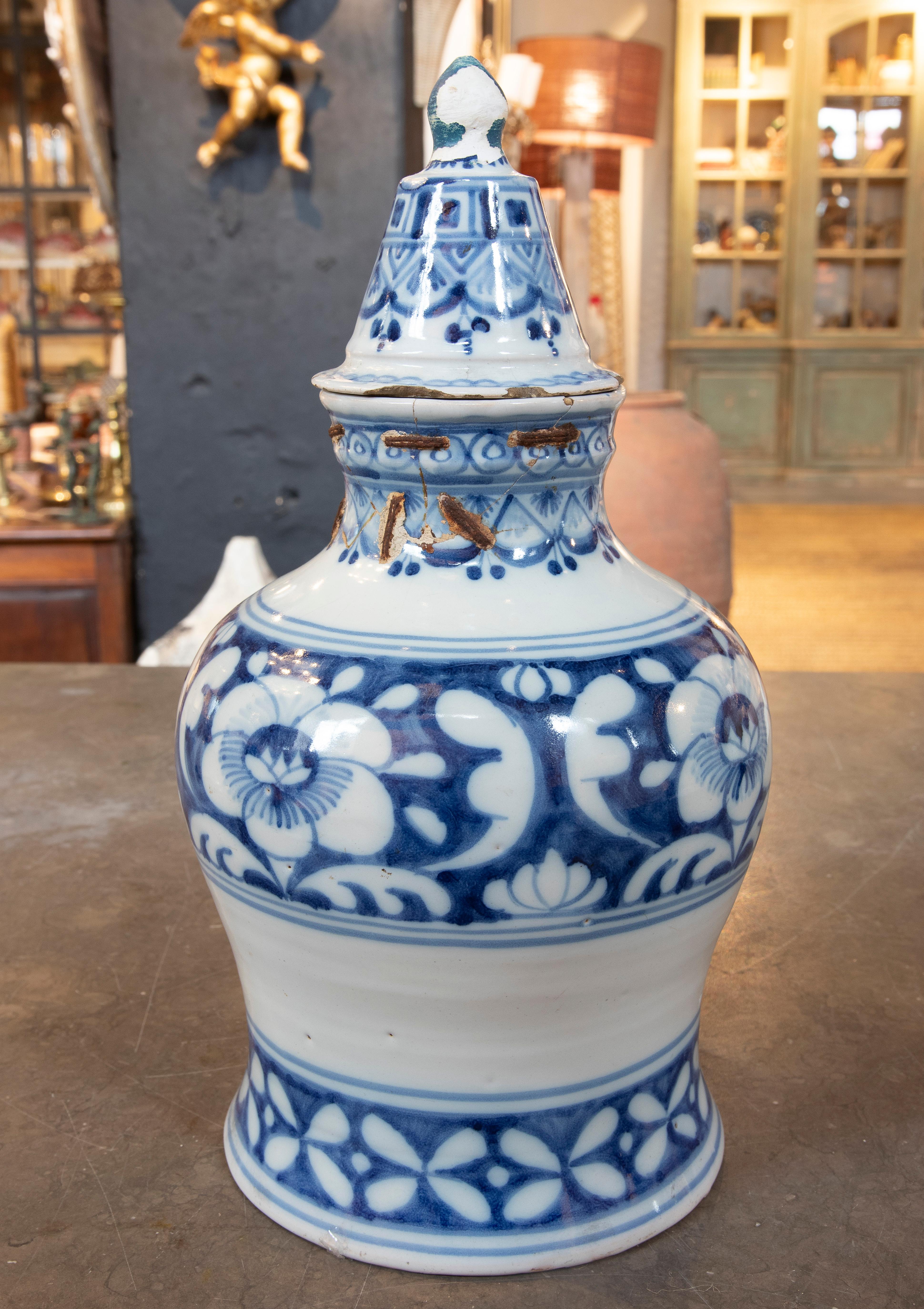 Céramique espagnole avec couvercle en céramique émaillée blanche avec décoration bleue en vente 3