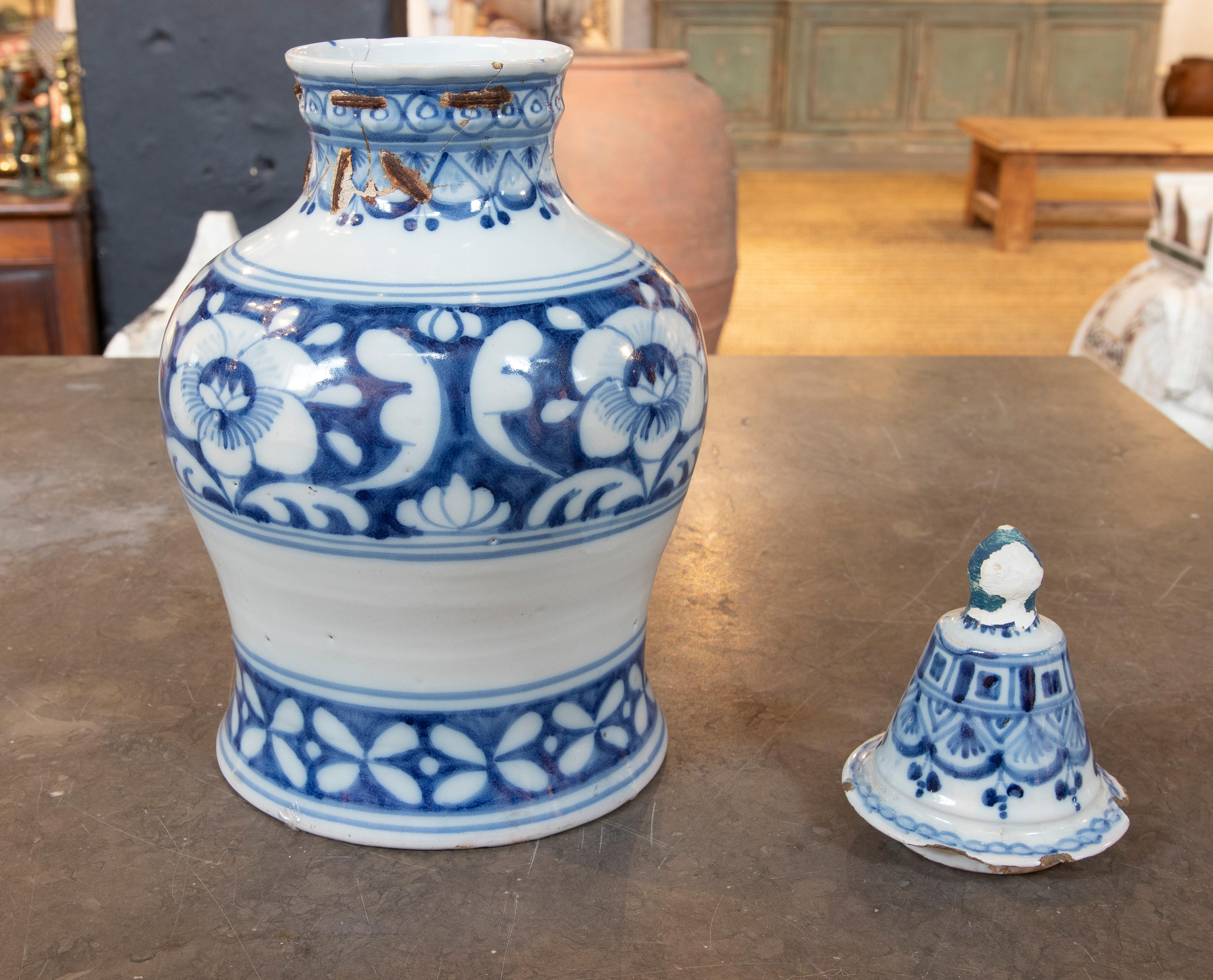 Spanische Keramik mit weiß glasiertem Keramikdeckel und blauer Dekoration aus Spanien im Angebot 4
