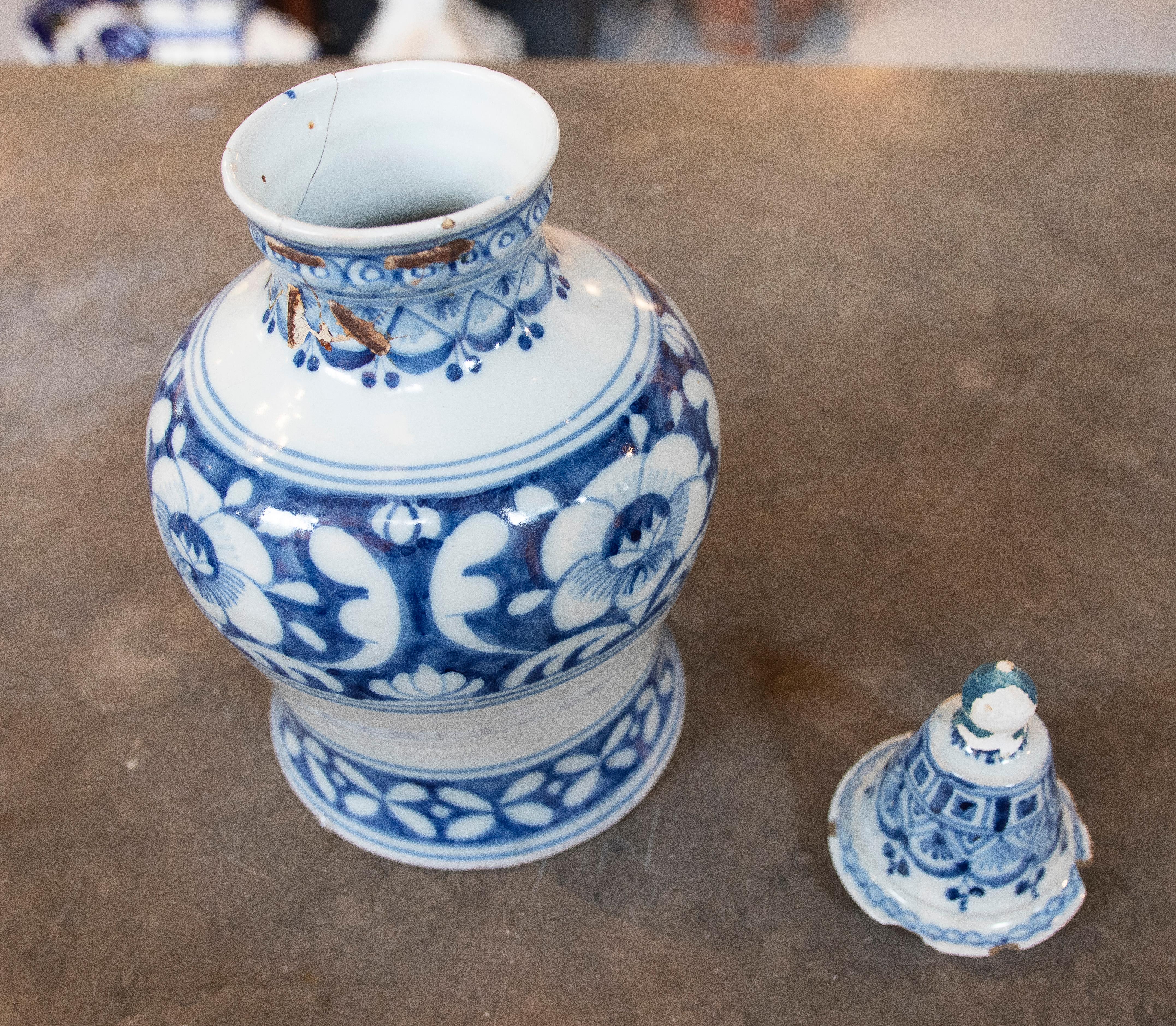 Spanische Keramik mit weiß glasiertem Keramikdeckel und blauer Dekoration aus Spanien im Angebot 5
