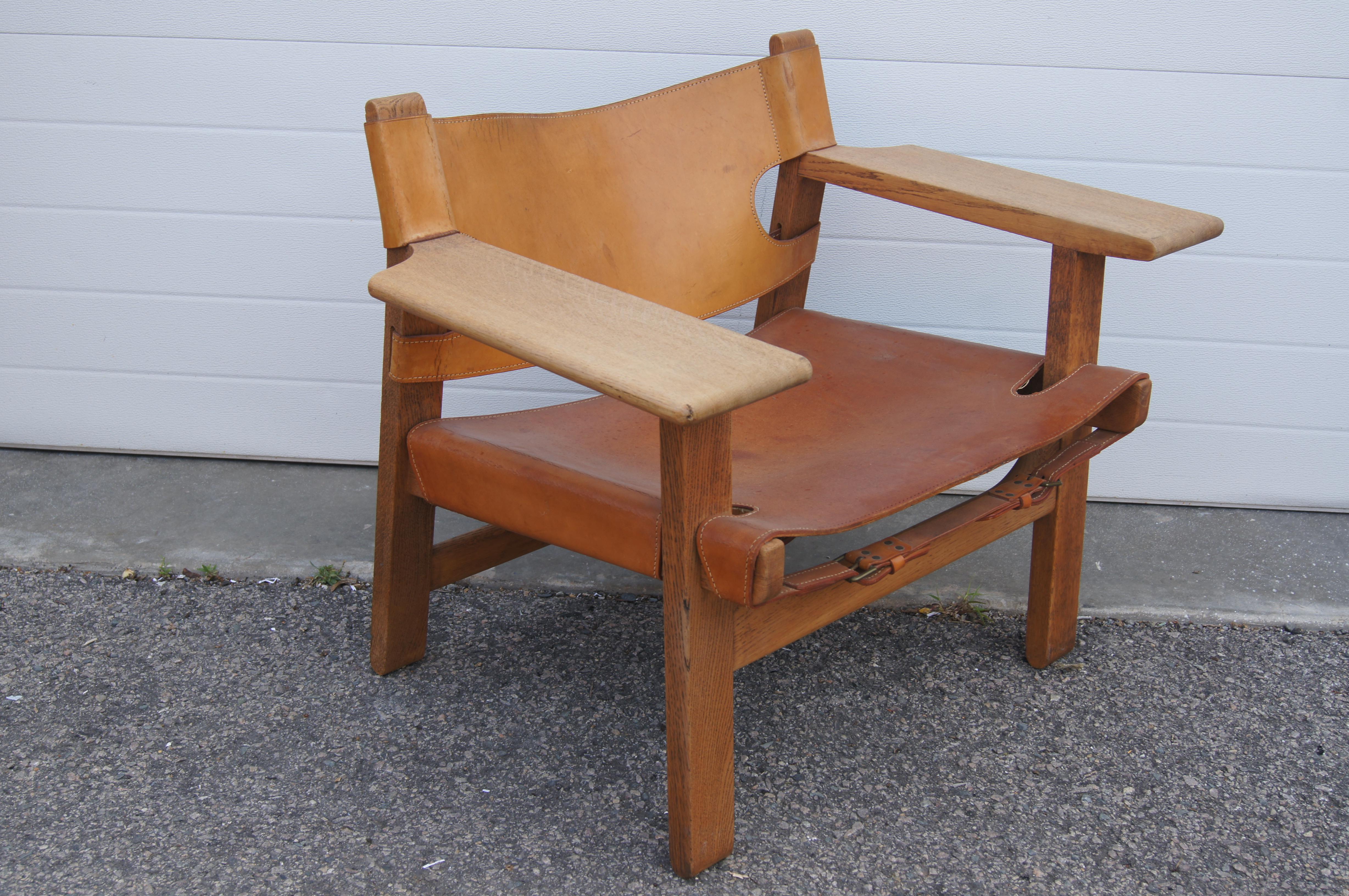 Børge Mogensen designed his iconic Spanish Chair in 1958. Shown that year at a cabinetmakers exhibition in Copenhagen, it went into production by Fredericia Stolefabrik. The solid oak frame is durable and functional: Wide armrests, inspired by the