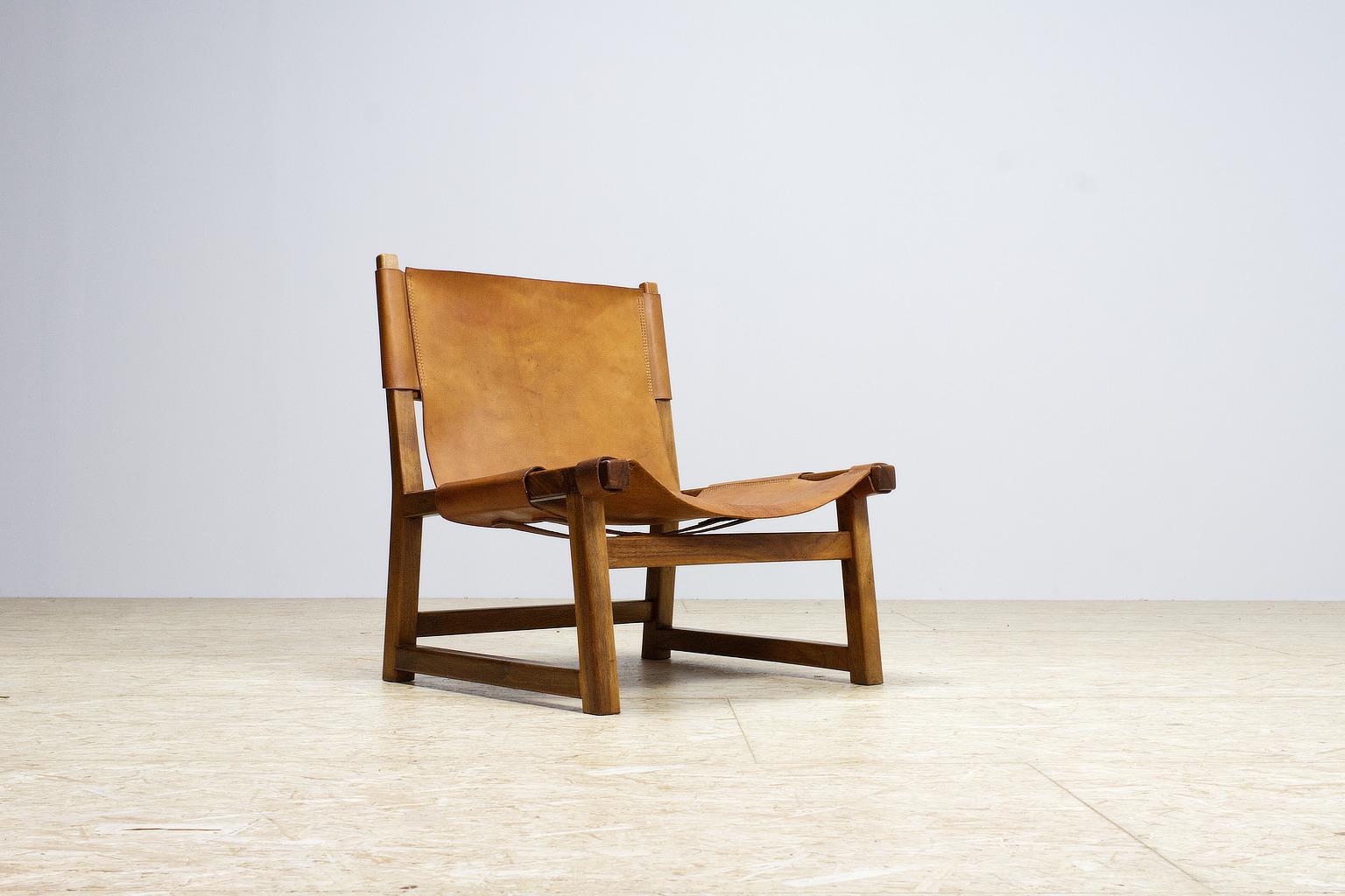 Petit yet elegant Spanish midcentury Safari or 'Riaza' lounge chair in walnut and leather by Paco Muñoz, 1960s Spain. Paco Munoz was inspired by the Danish Mid modern classics, such as the iconic safari chairs by Kaare Klint, Arne Norell or Borge
