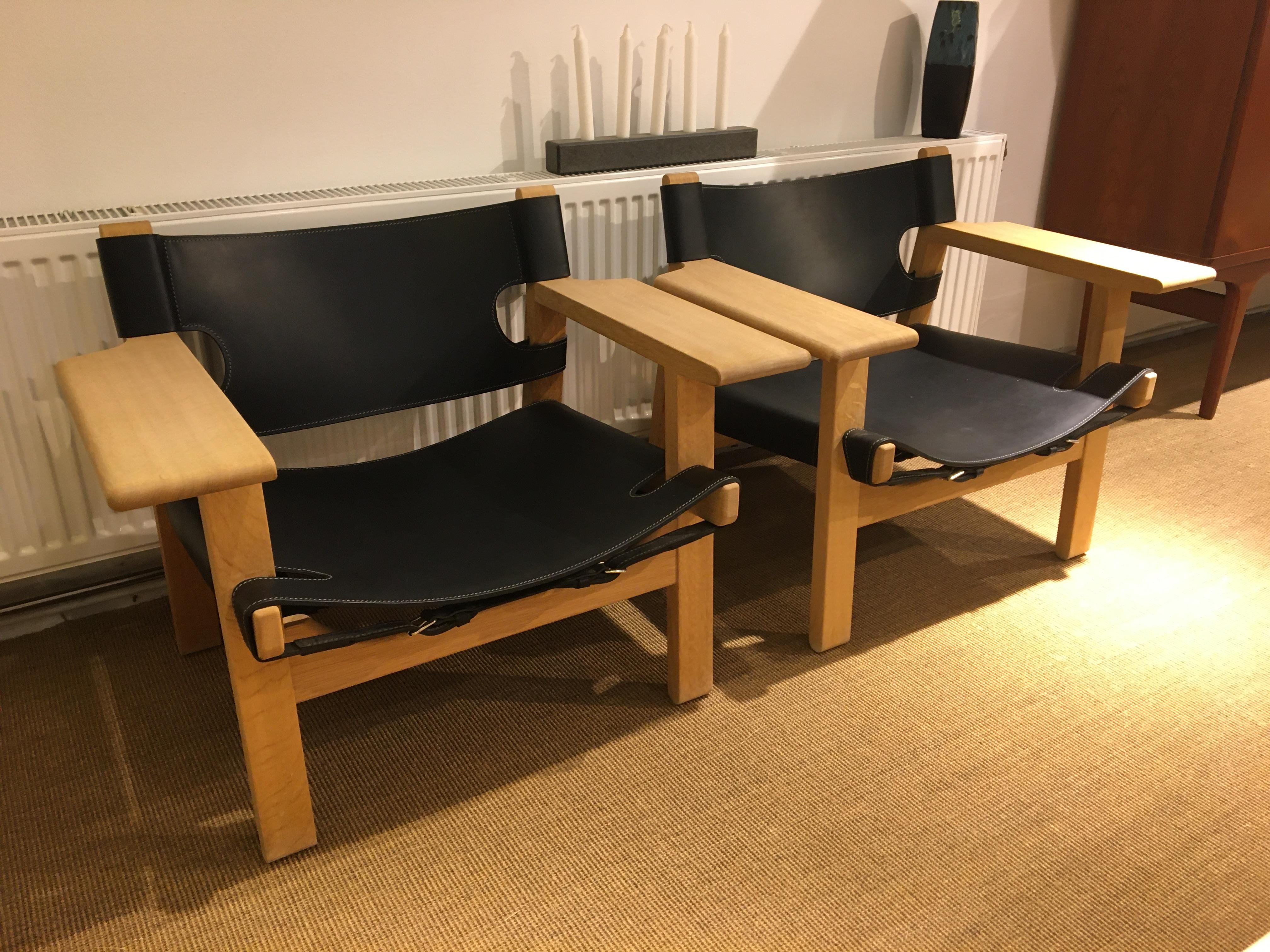 2 pcs. very beautiful and well-preserved Spanish chairs BM2226.
The frame in solid oak, seat and back is designed in black core leather, which makes the chair comfortable to sit in and at the same time Hardy.
The chairs are from Fredericia