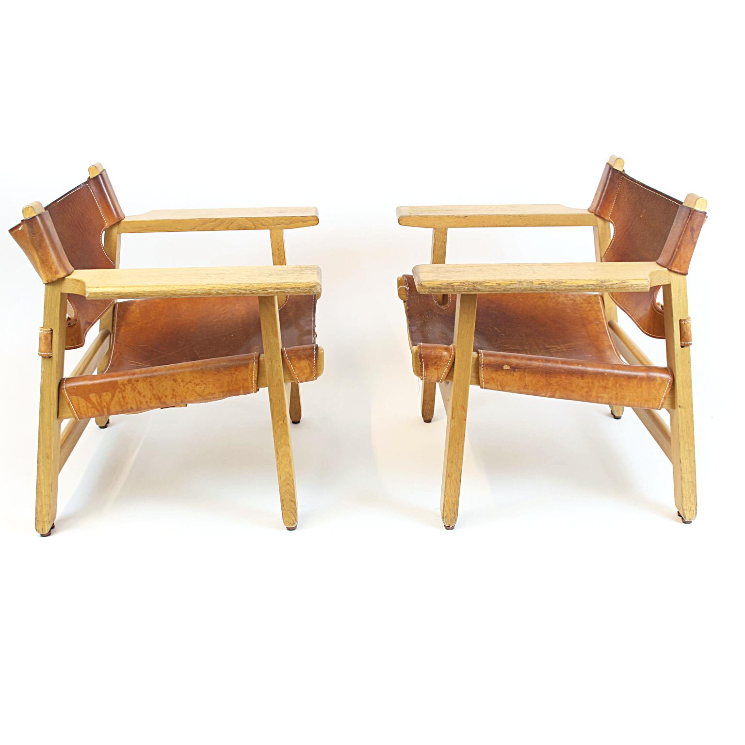 Spanischer Stuhl Modell 226 von Børge Mogensen für Fredericia Stolefabrik. Die Objekte sind aus massivem Eichenholz gefertigt und mit echtem Sattelleder bespannt, das sich in seinem schön patinierten Originalzustand befindet und unrestauriert