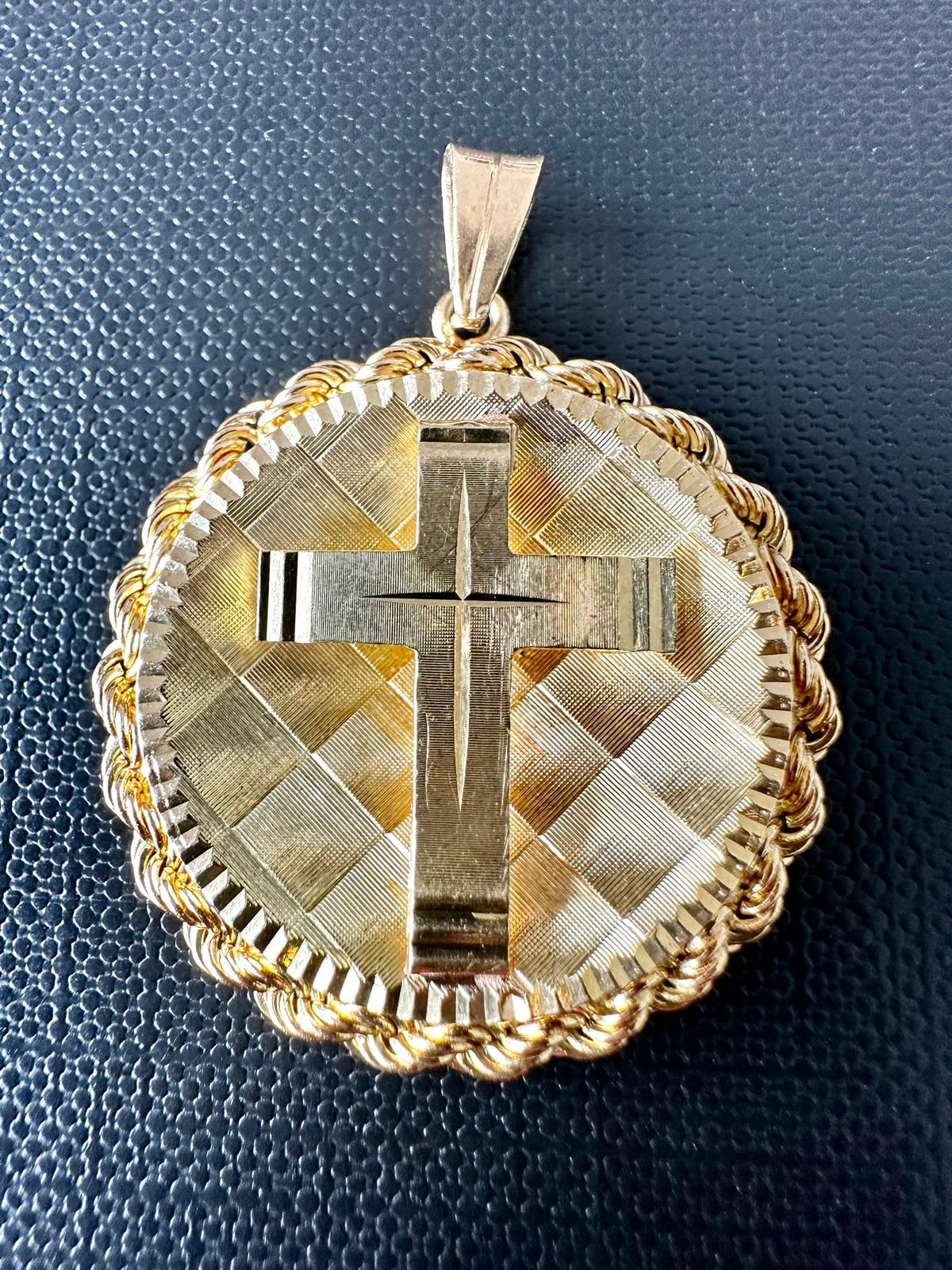 Spanish “Chapiteau” Cross on Round Pendant in 18kt Yellow Gold  In Good Condition For Sale In Esch-Sur-Alzette, LU