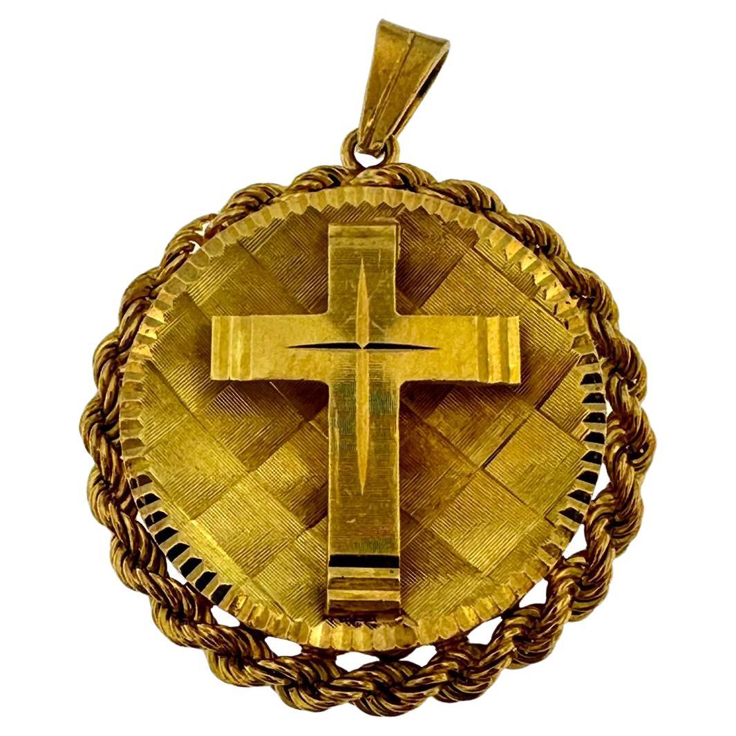 Spanish “Chapiteau” Cross on Round Pendant in 18kt Yellow Gold  For Sale