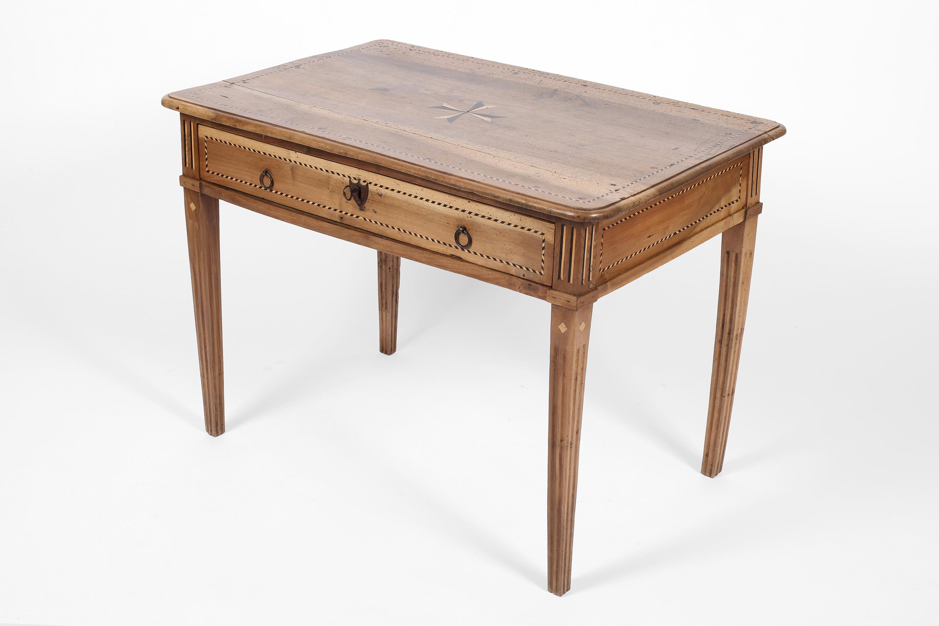 Spanish Charles IV Walnut Marquetry Writing Desk Side Table c. 1790 In Good Condition For Sale In London, GB