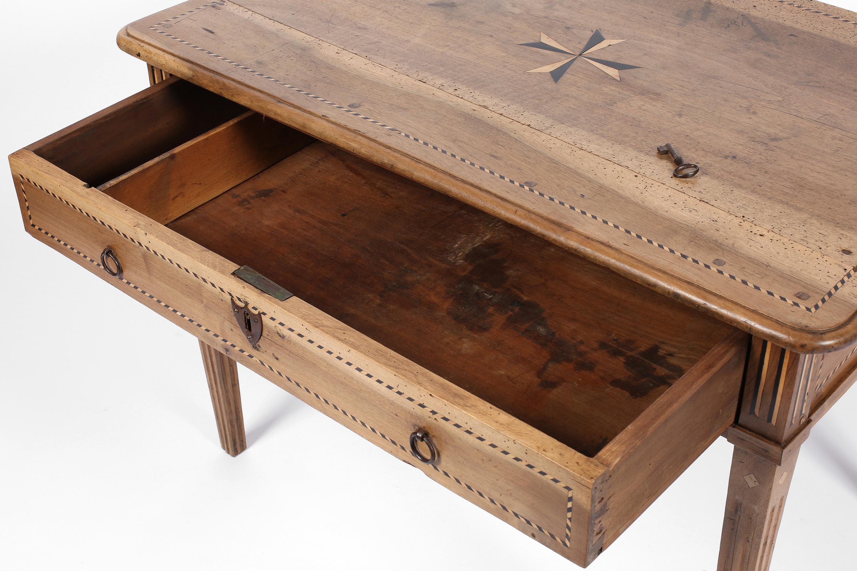 Table d'appoint en marqueterie de noyer de Charles IV espagnole c. 1790 en vente 1