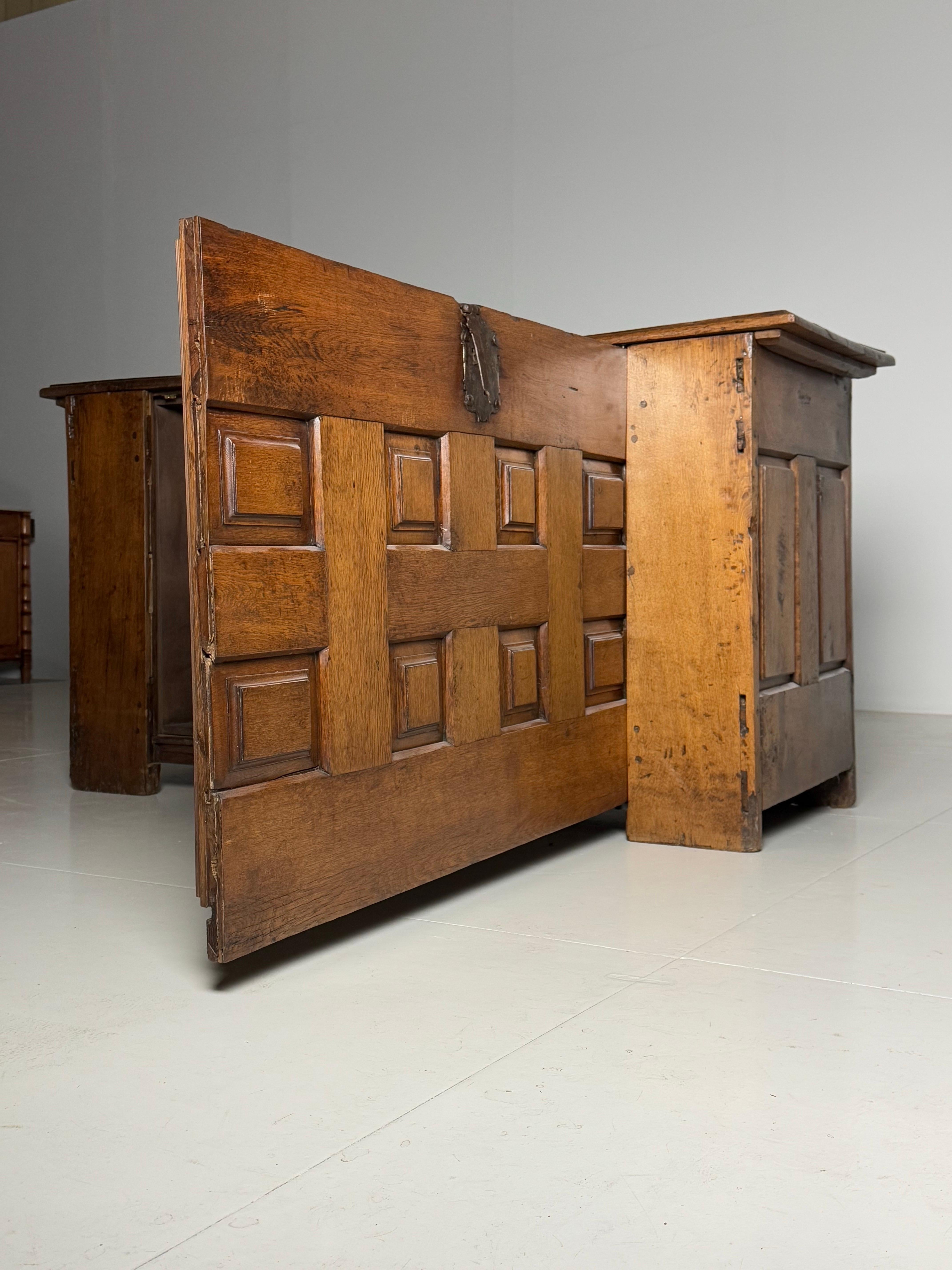 Wahrhaft gigantische spanische Brust. So groß haben wir sie noch nie gehabt. 18. Jahrhundert, Nussbaum.

Die Truhe wurde vom Restaurator umgebaut, um sie praktischer als Schrank verwenden zu können. Die obere Klappe wurde befestigt und die vordere