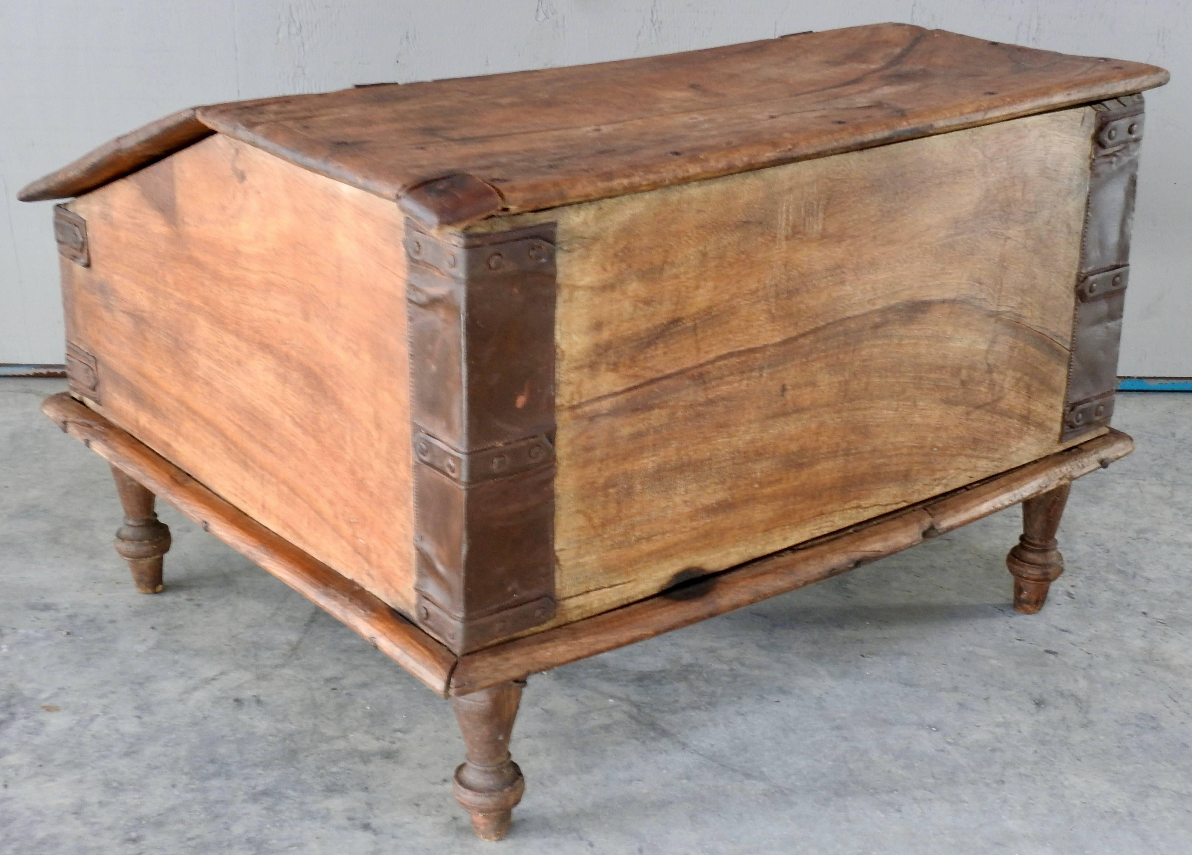 Spanish Childrens Lift Top Writing Desk, 19th Century In Distressed Condition For Sale In Cookeville, TN