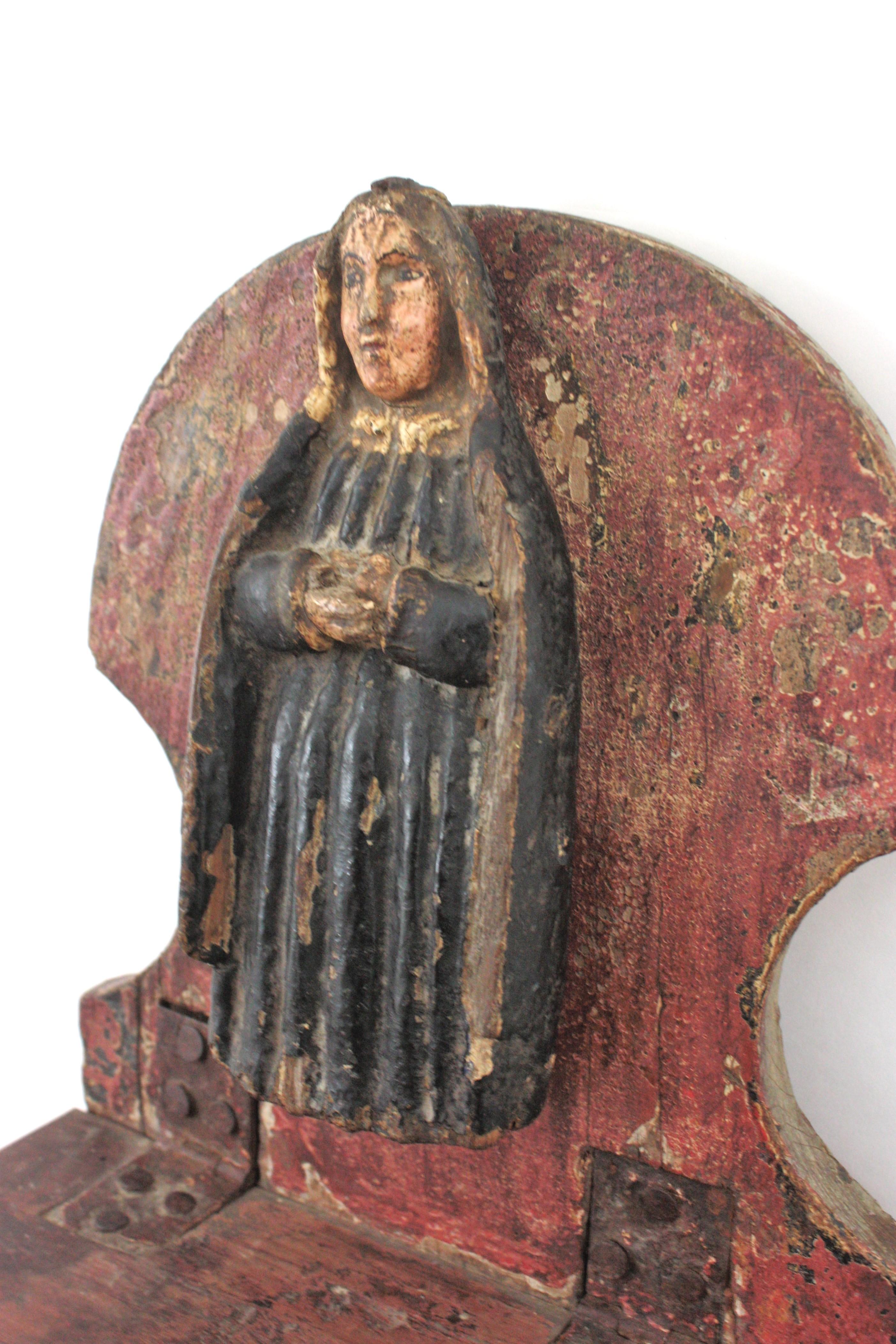 Limosnera de iglesia española / decoración mural con detalle de monja tallada, s. XVIII Madera en venta