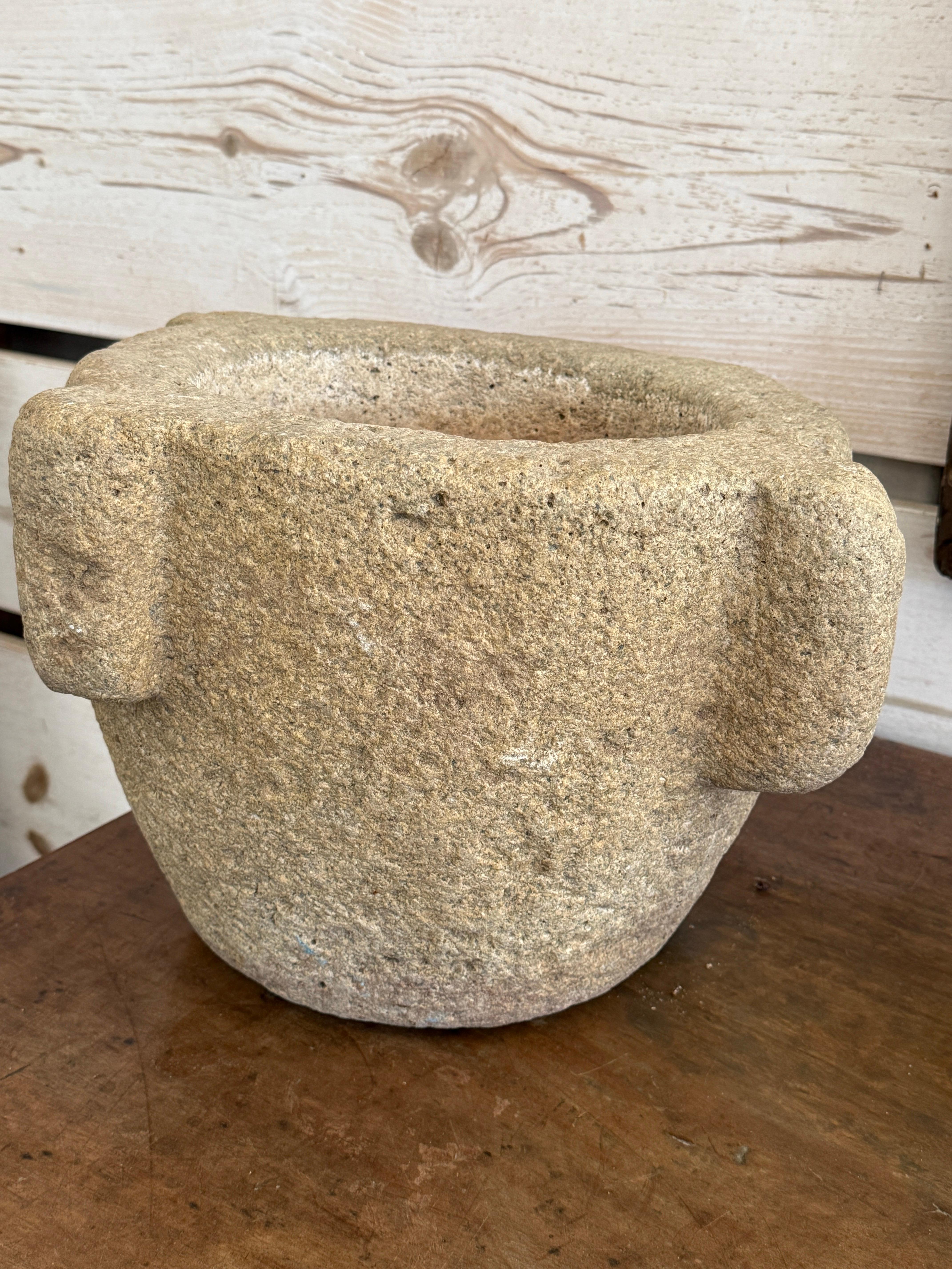 L'une des choses que j'aime le plus dans la décoration est d'intégrer un morceau de pierre dans le mélange.  Dans ce cas, il s'agit d'un grand mortier très ancien, datant du début des années 1700 ou plus tôt, provenant d'Espagne.  Ils auraient été