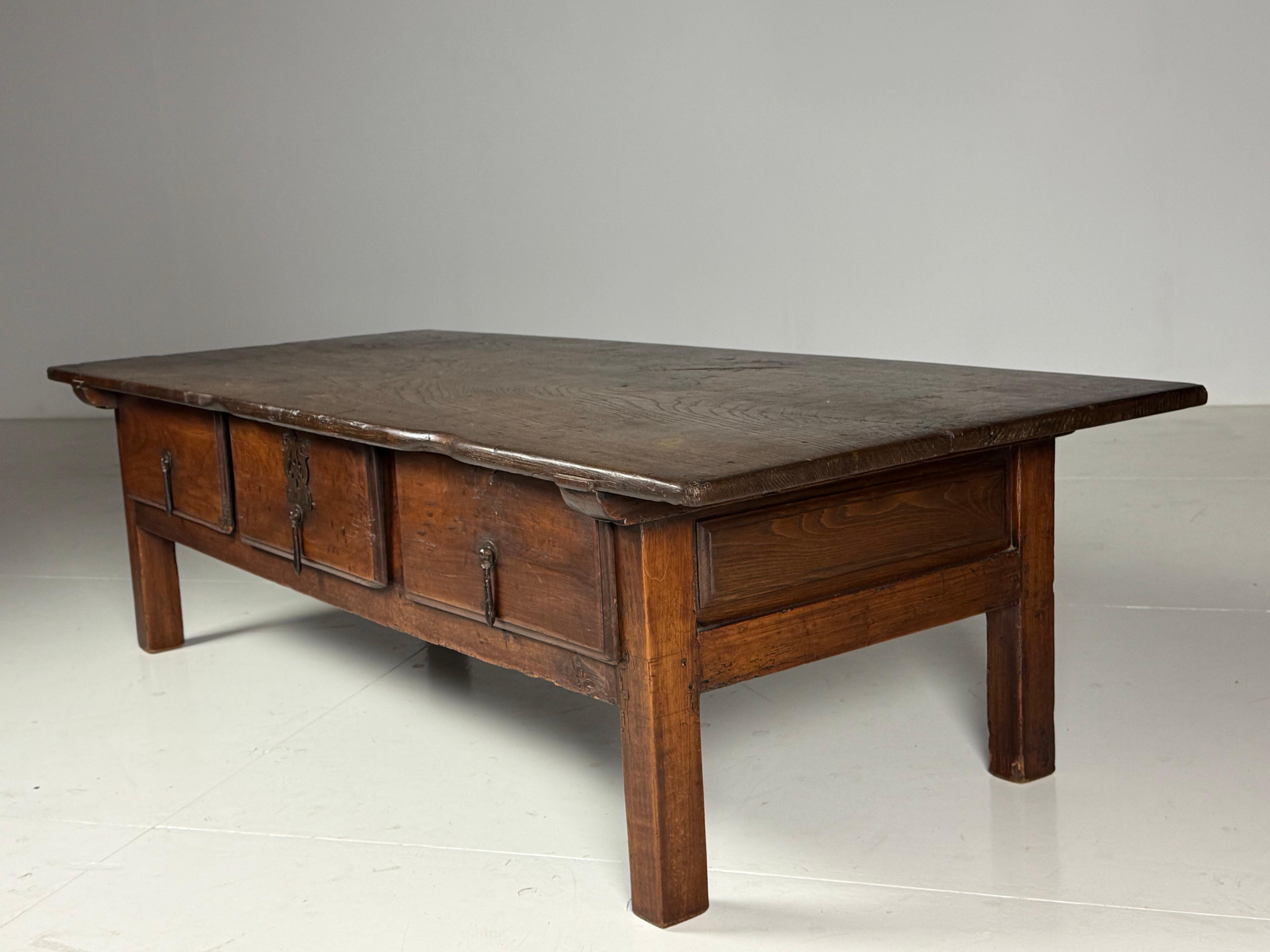 Mesa de centro española siglo XVIII en venta 11