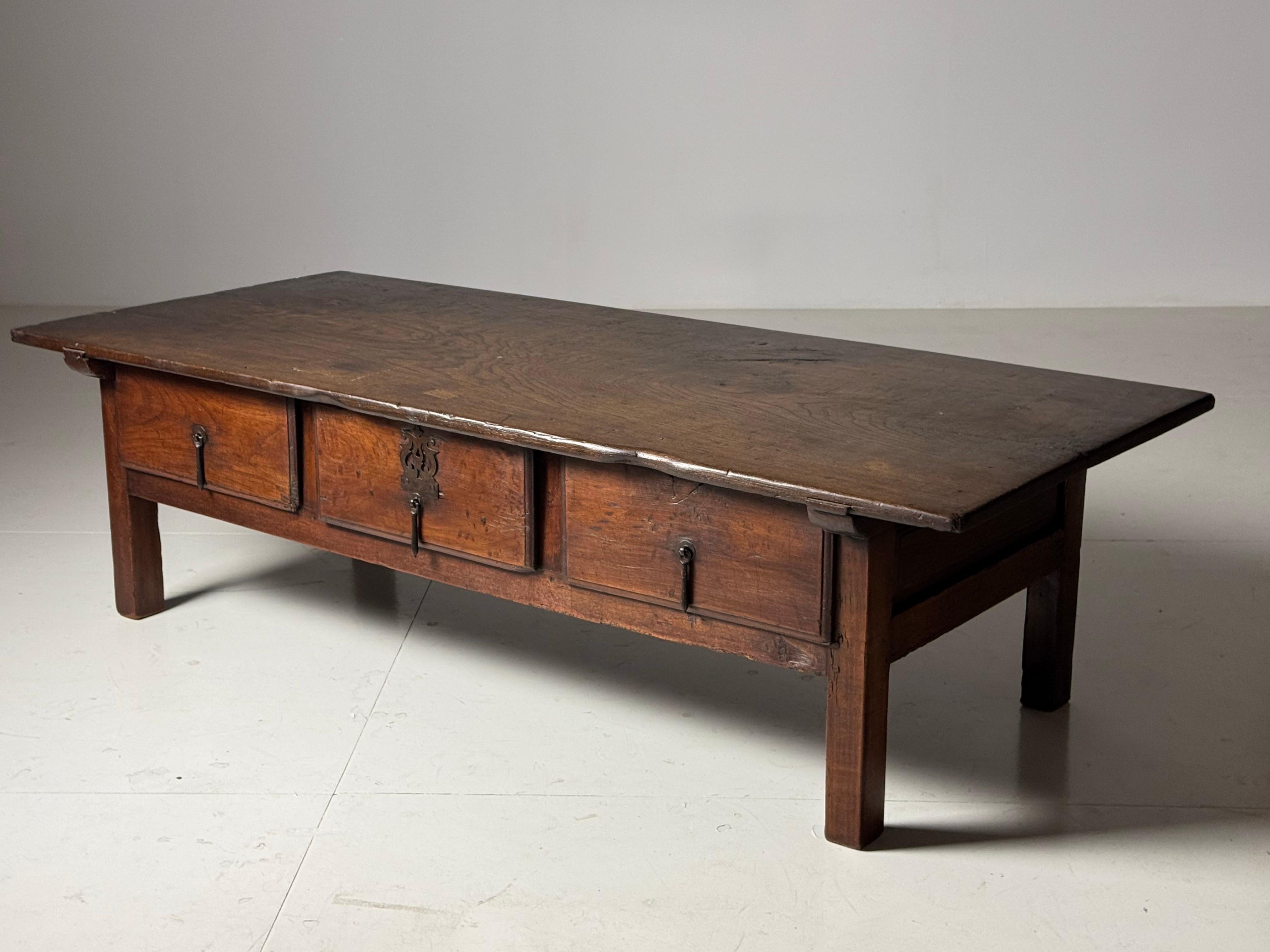 Mesa de centro española siglo XVIII en venta 12
