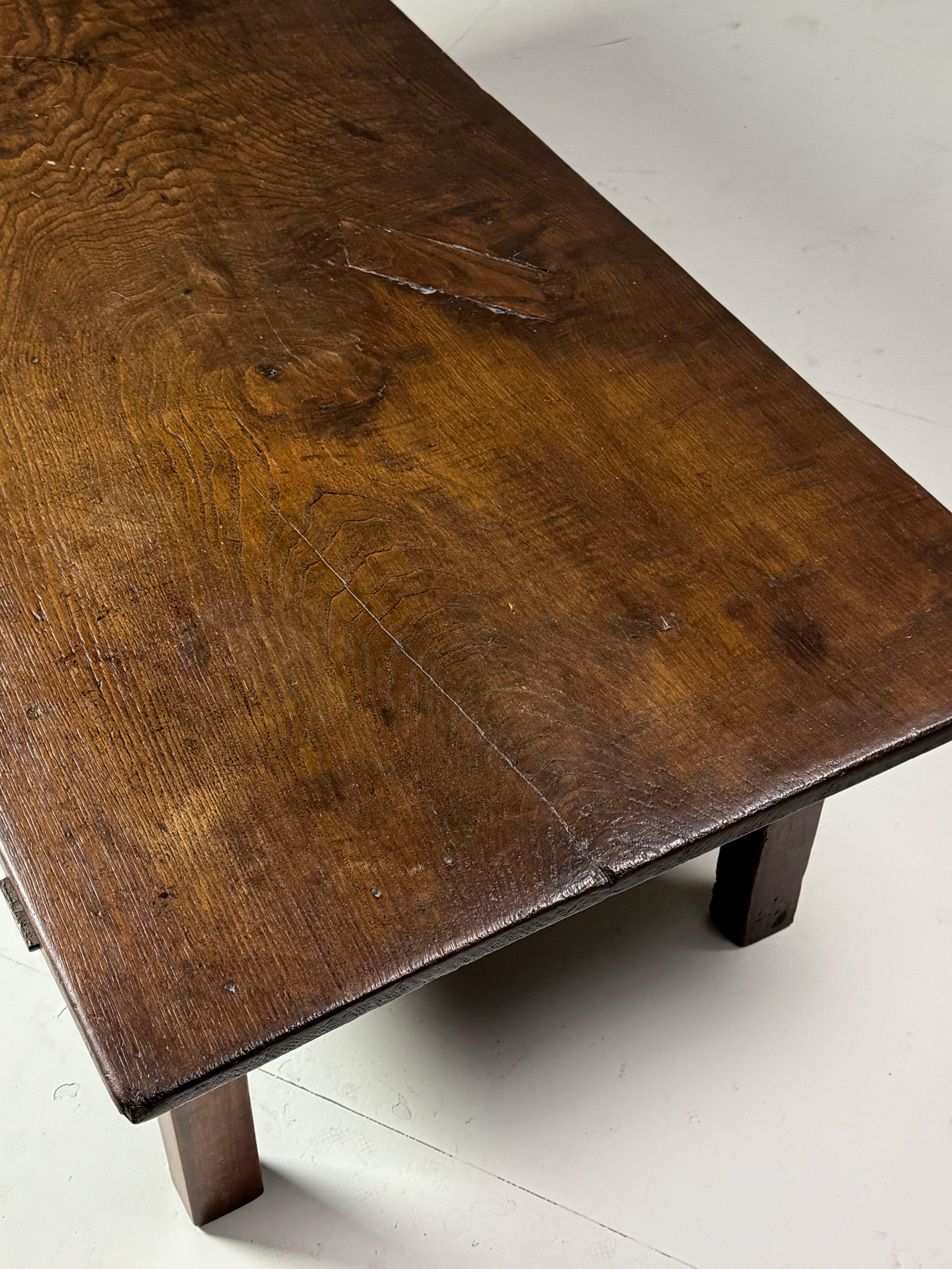 Robusta mesa de centro española. De gran tamaño. Originaria de España, siglo XVIII. Probablemente de madera de nogal. Con 3 cajones robustos y espaciosos. Bonita pátina y color.

Si lo deseas, podemos encerar la mesa por ti. Esto añade brillo y