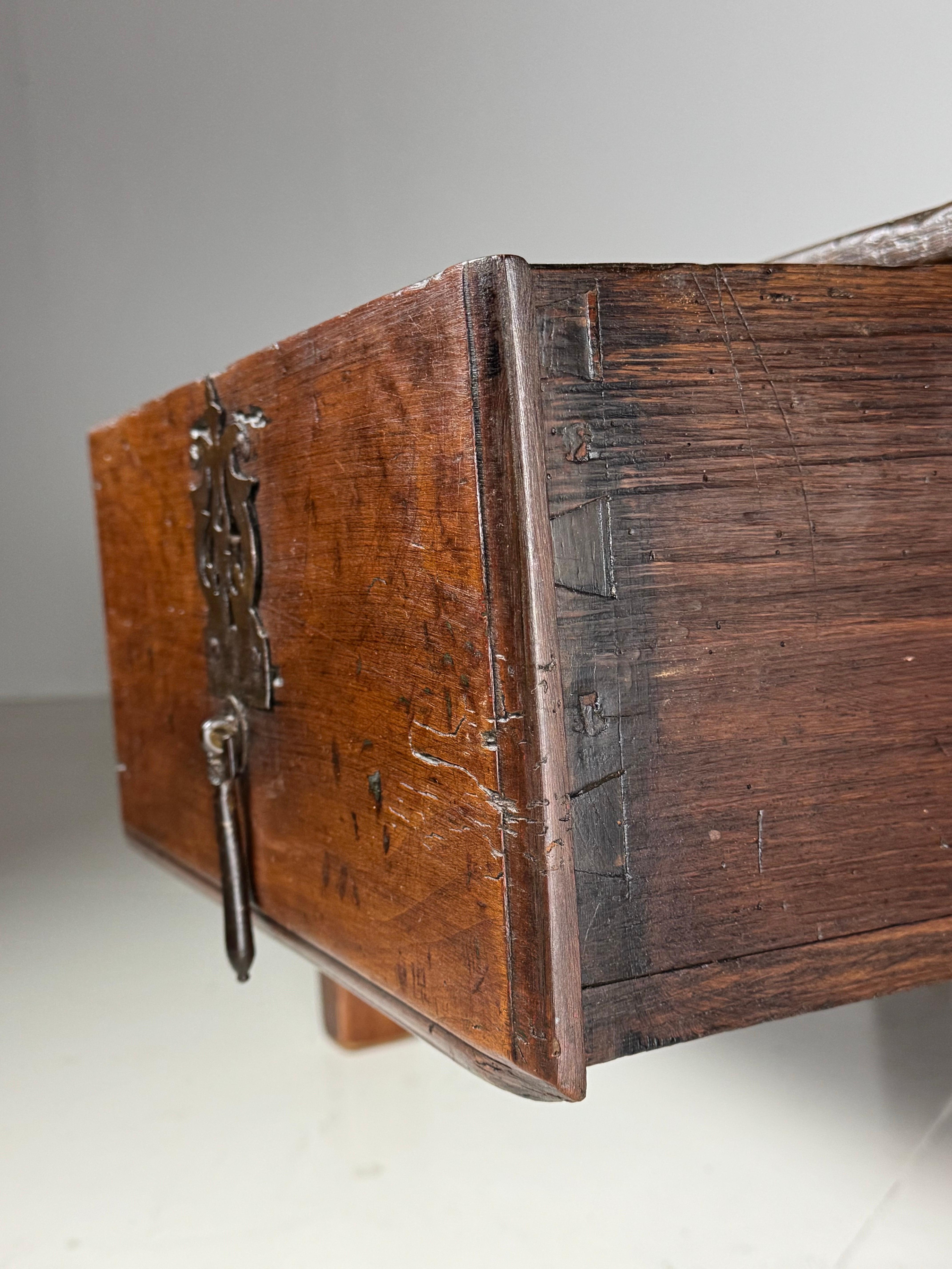 Mesa de centro española siglo XVIII en venta 4