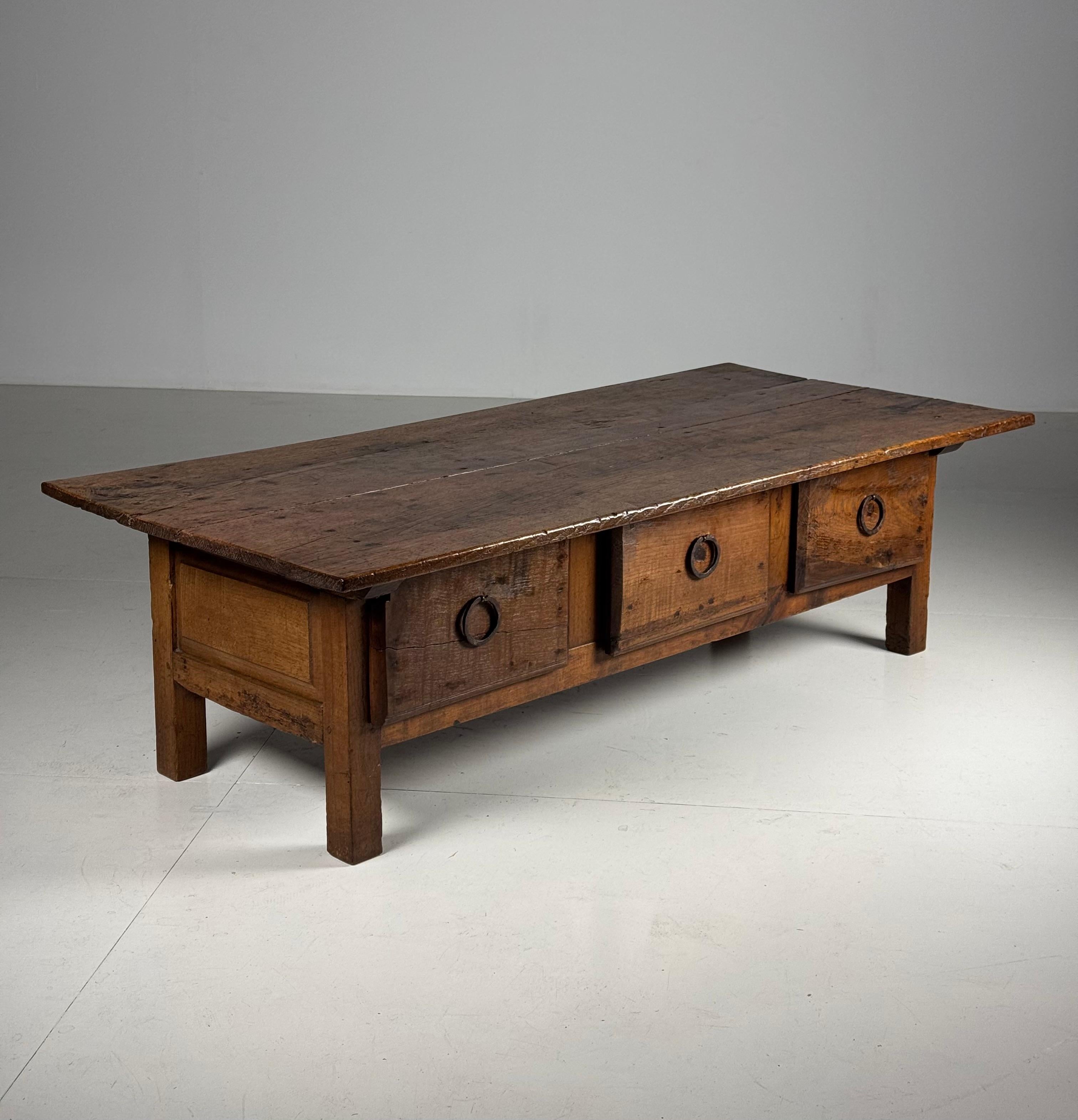 Spanish coffee table, 19th century For Sale 15