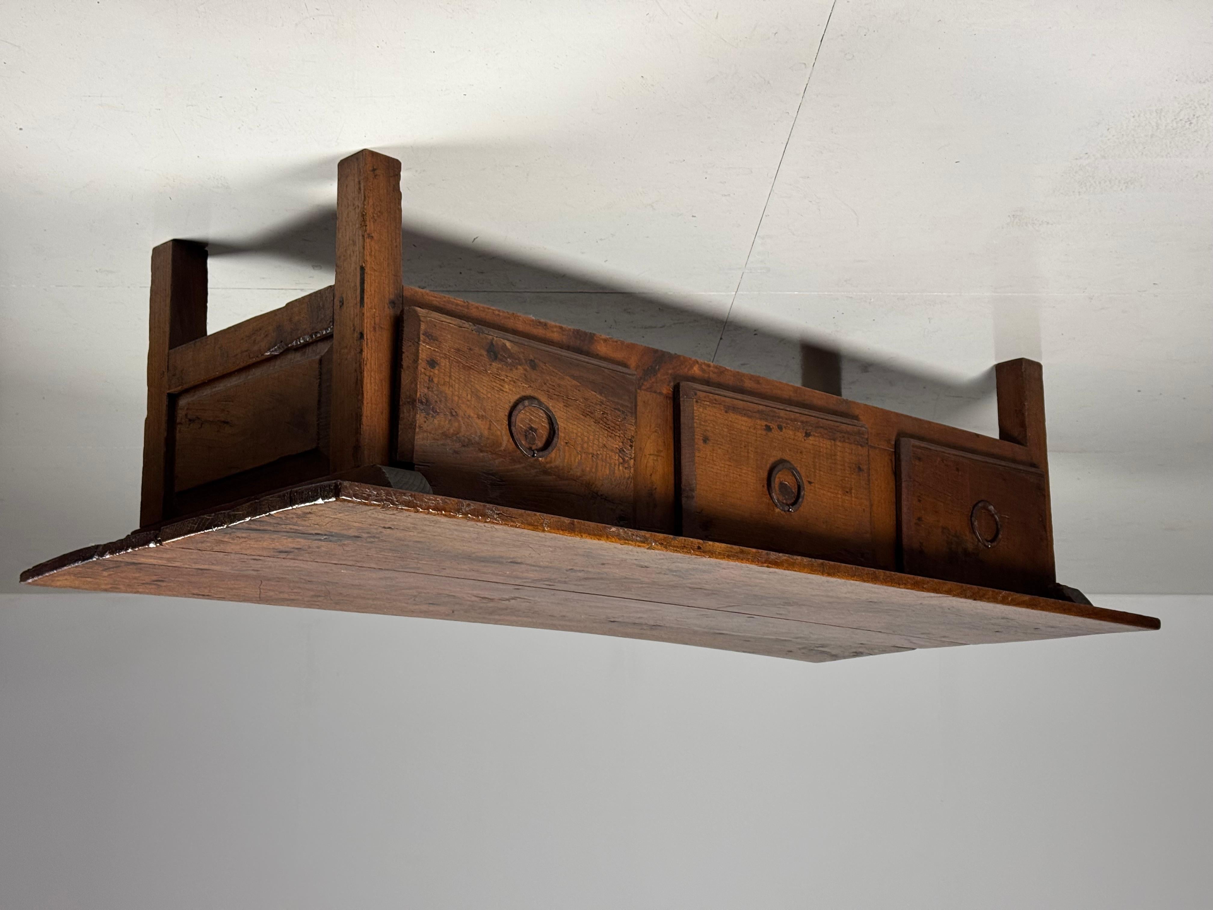 Spanish coffee table, 19th century In Good Condition For Sale In MILL, NL