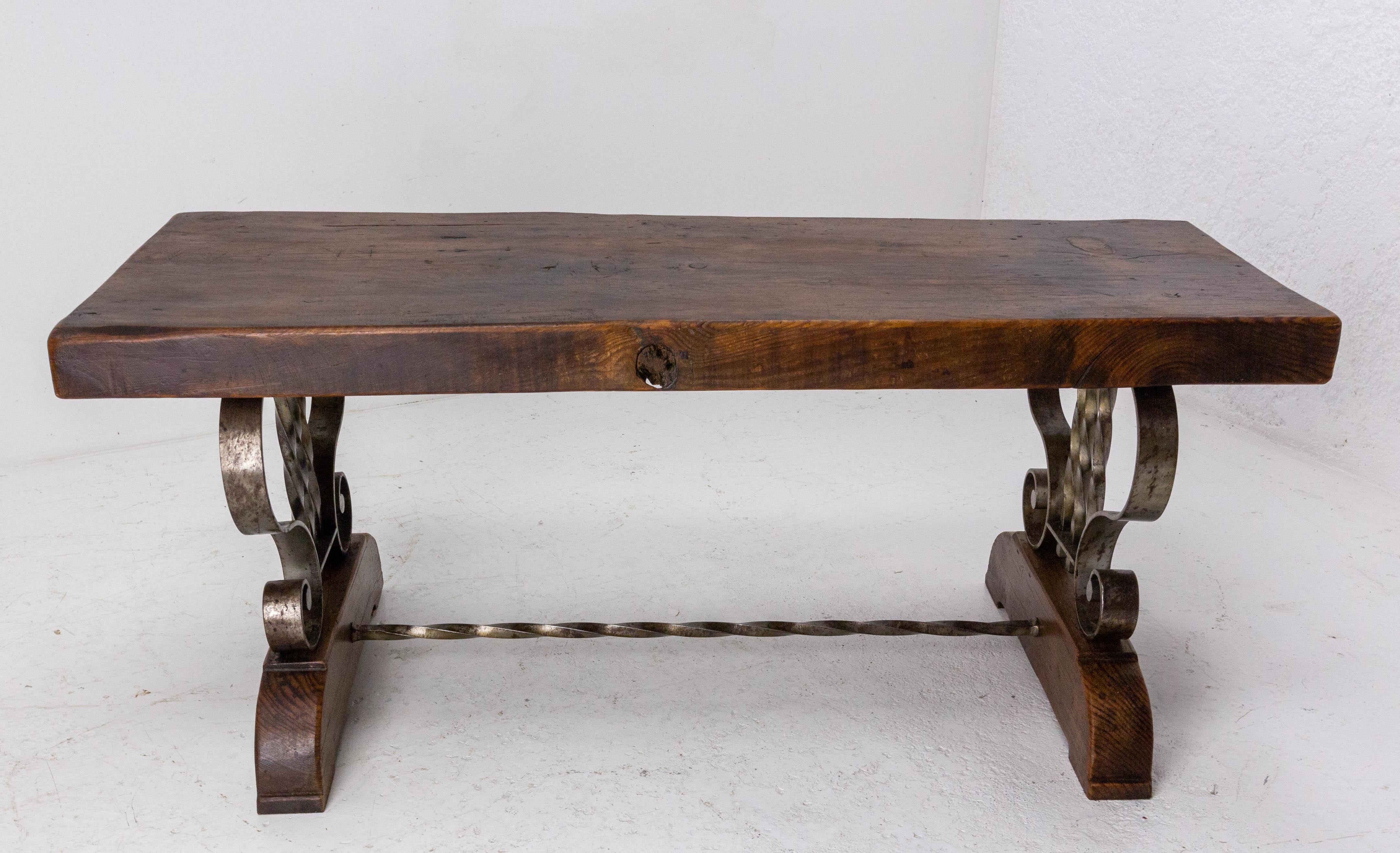 Spanish coffee table, in the brutalist style
Pine and iron
Very characterful 
Good vintage condition

Shipping:
L120 P52 H51 40kg.

