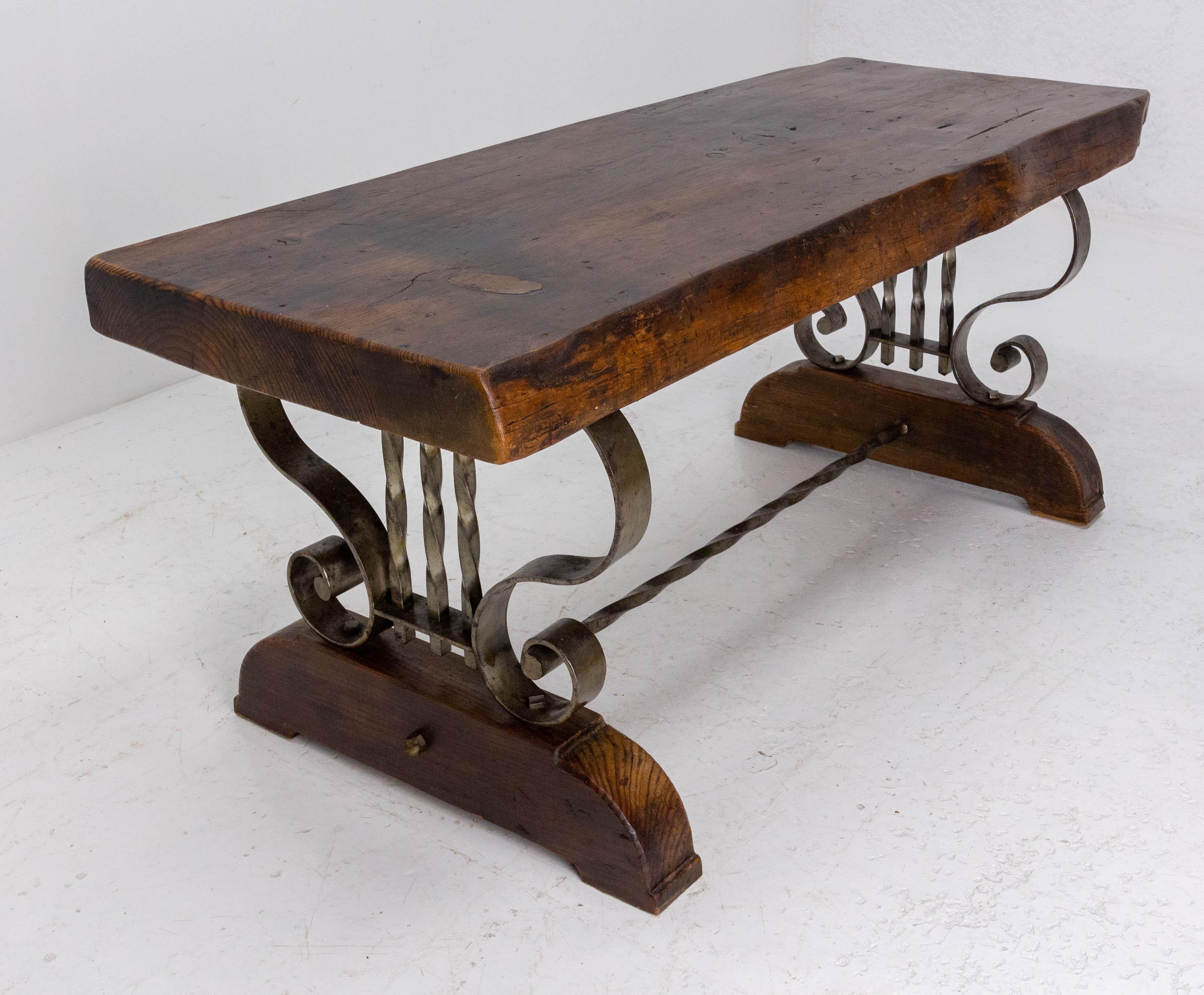 Spanish Coffee Table Iron and Pine Brutalist, circa 1960 In Good Condition In Labrit, Landes