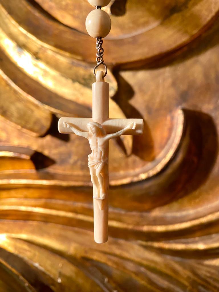 Gorgeous  rosary made of carved bone and silver, in the 20th century. With a simple structure, central glory in the shape of a heart, it is the crucifix that attracts all the attention thanks to the meticulous technique with which it has been