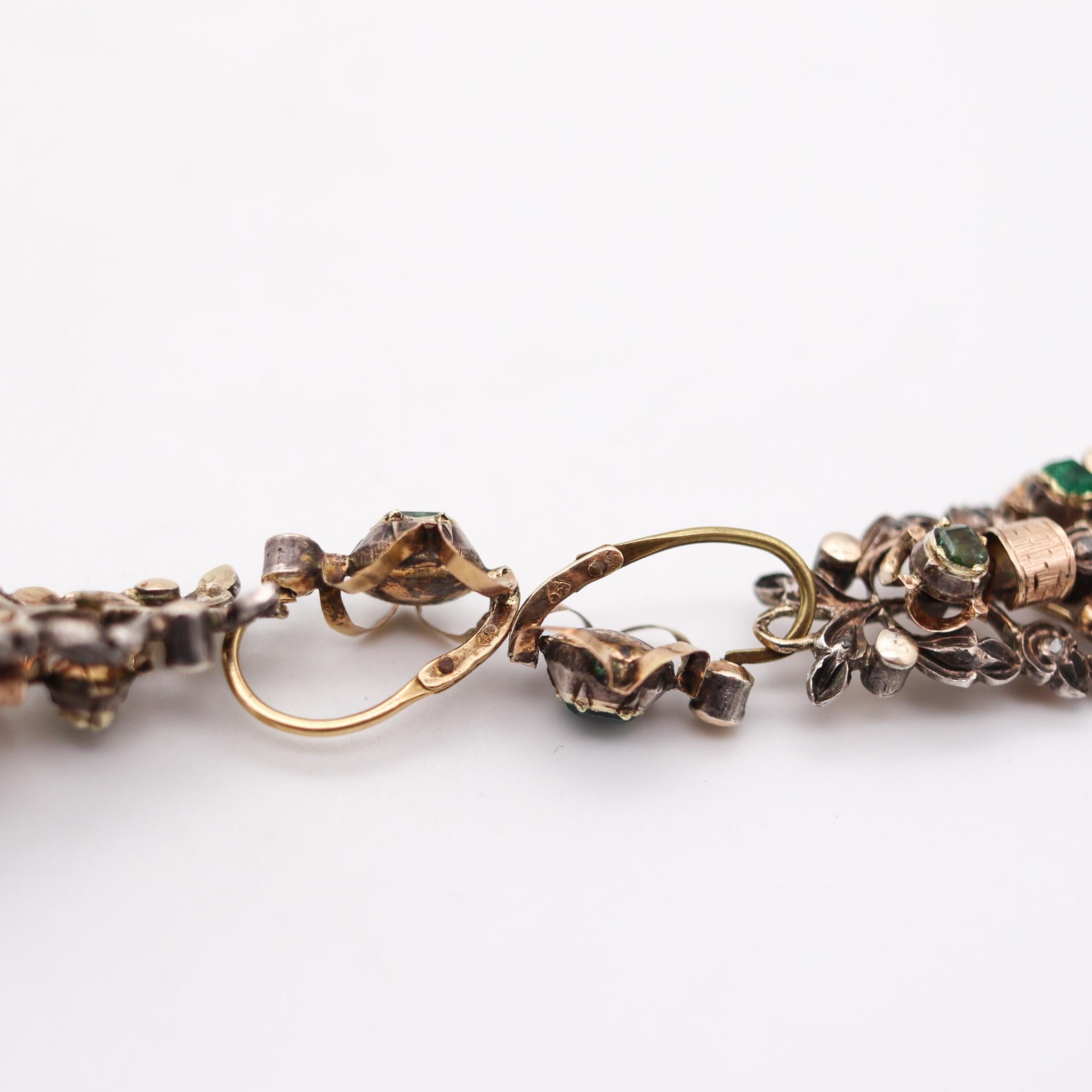 Spanische Kolonial-Ohrringe aus 1785, 17kt Gold und Silber mit Diamanten und Smaragden Damen im Angebot