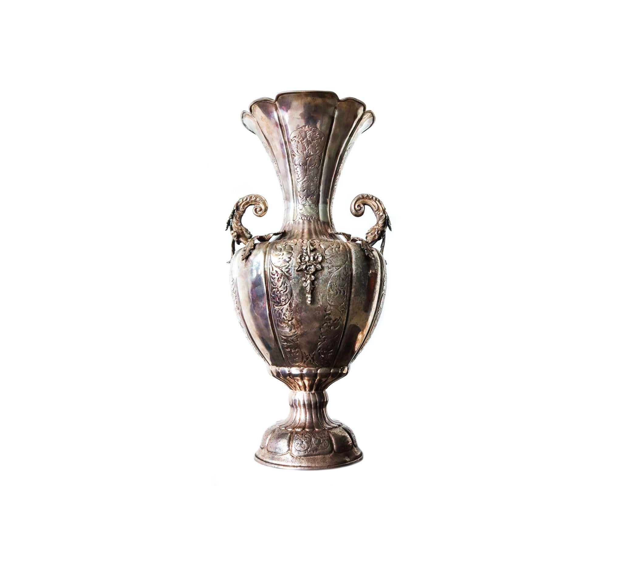 Un vase amphora colonial espagnol avec des poignées.

Magnifique pièce d'argent ancienne surdimensionnée, aux motifs baroques et néoclassiques. Réalisée au début du XIXe siècle, pendant la période coloniale espagnole, vers 1820, très probablement