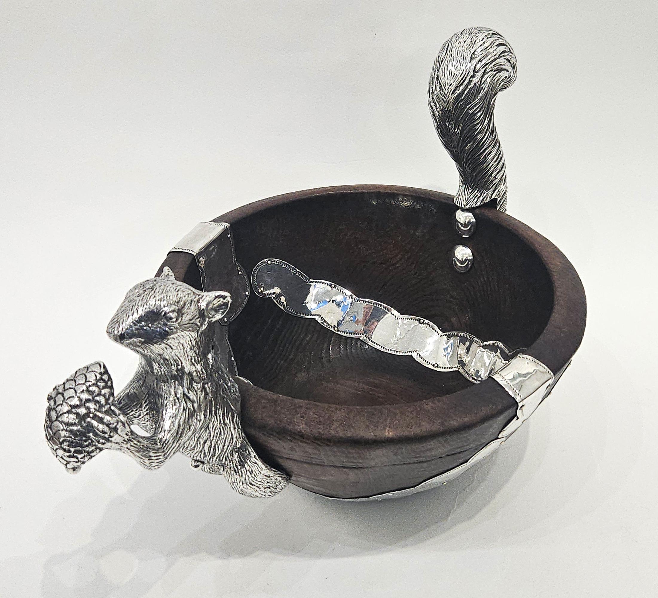 Ciotola in Wood del XVIII secolo in stile coloniale spagnolo con montatura a scoiattolo placcata in argento, 1950 in vendita 3