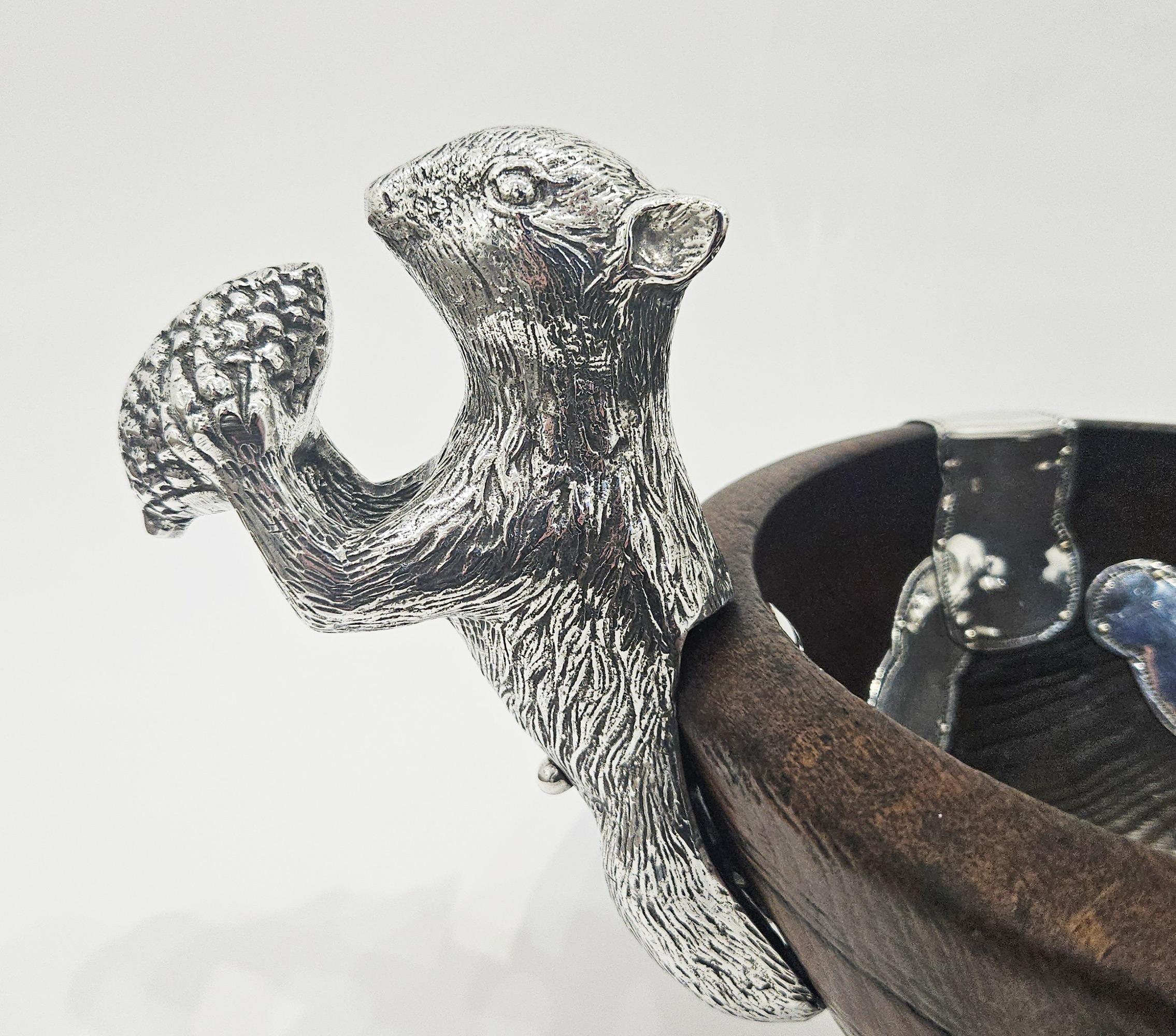 Ciotola in Wood del XVIII secolo in stile coloniale spagnolo con montatura a scoiattolo placcata in argento, 1950 in vendita 4